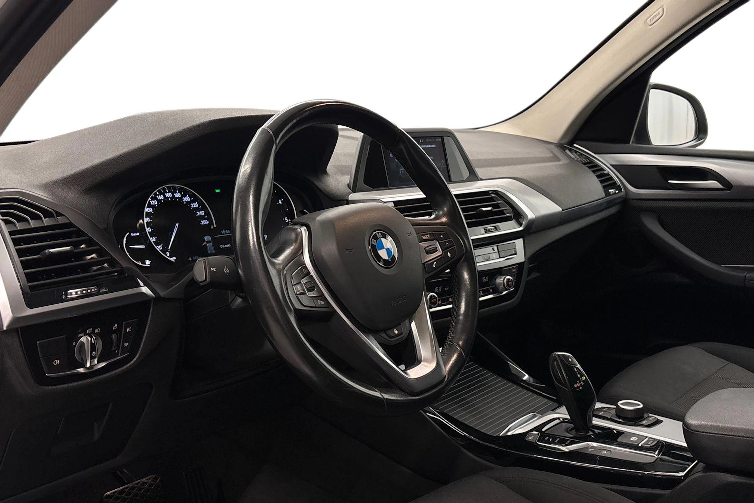 valkoinen BMW X3 2018 kuva 6.