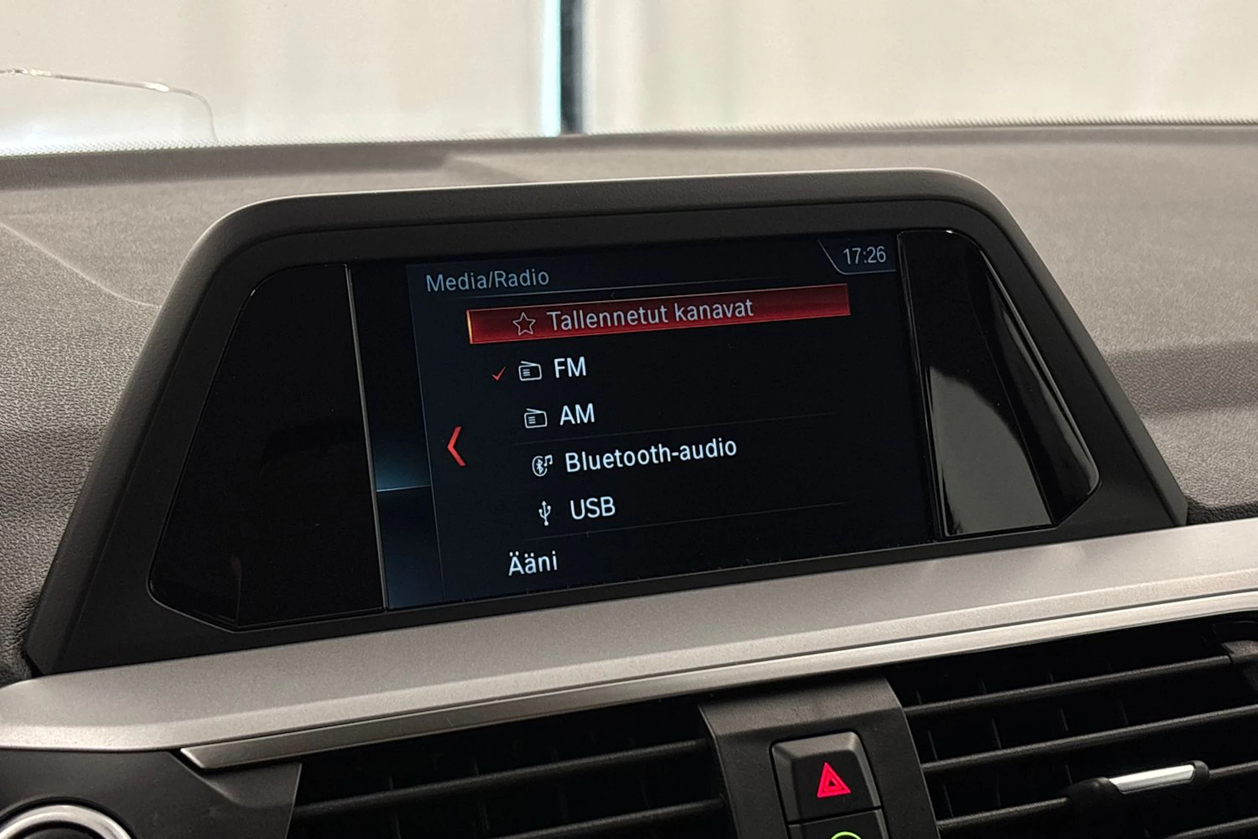 valkoinen BMW X3 2018 kuva 17.