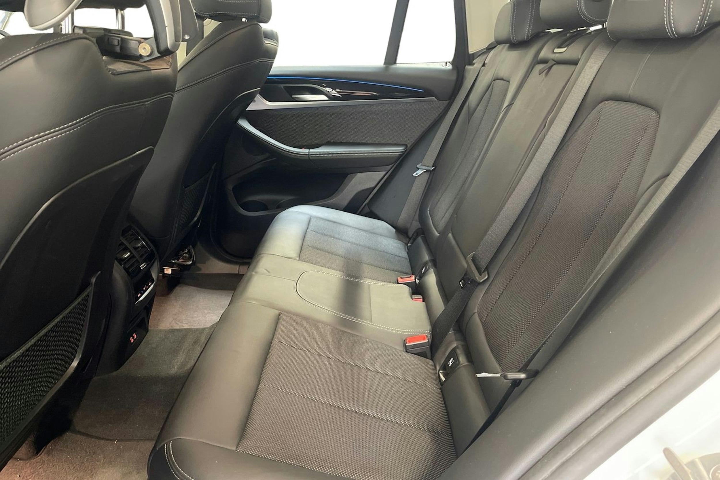 valkoinen BMW X3 2020 kuva 10.