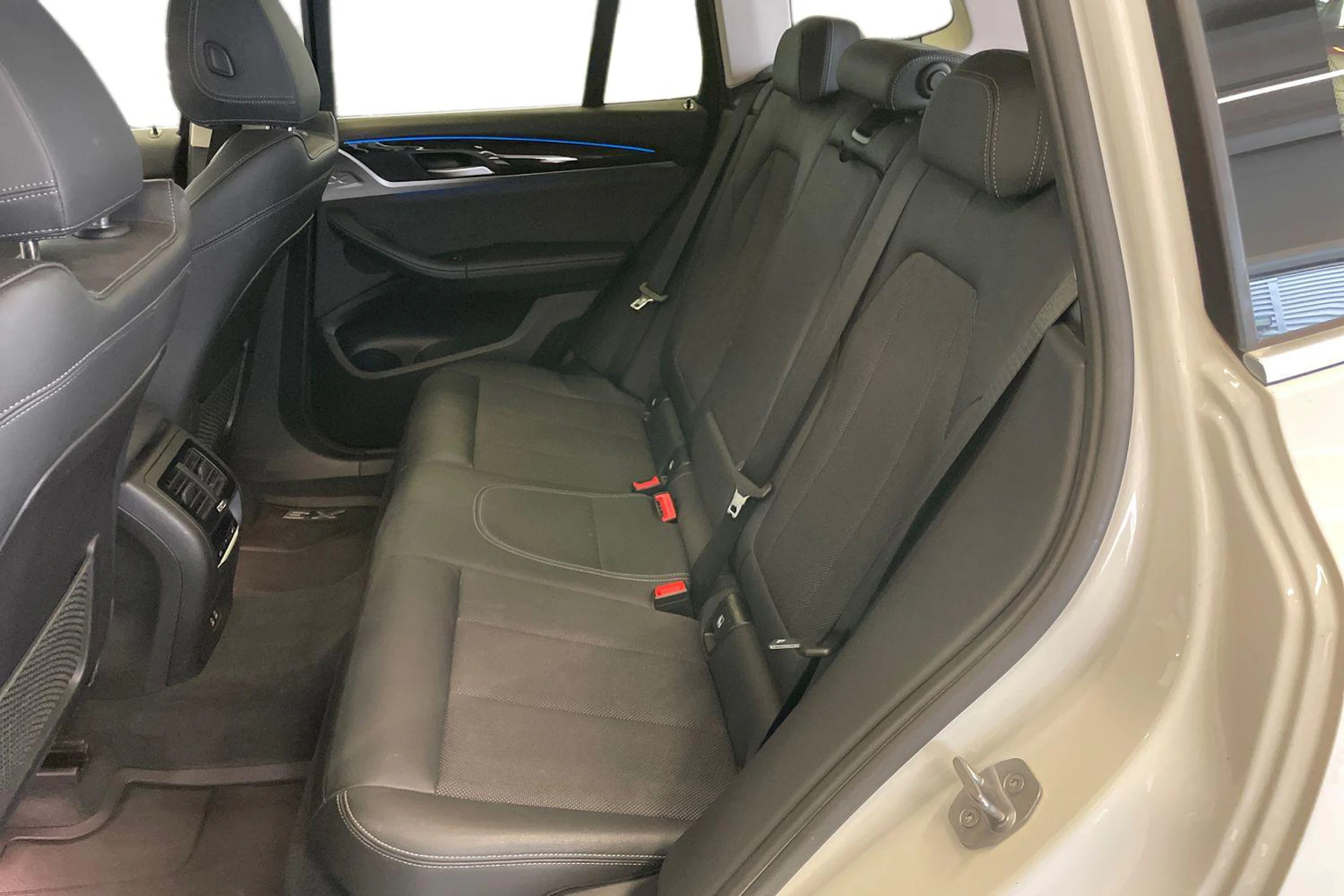valkoinen BMW X3 2020 kuva 11.