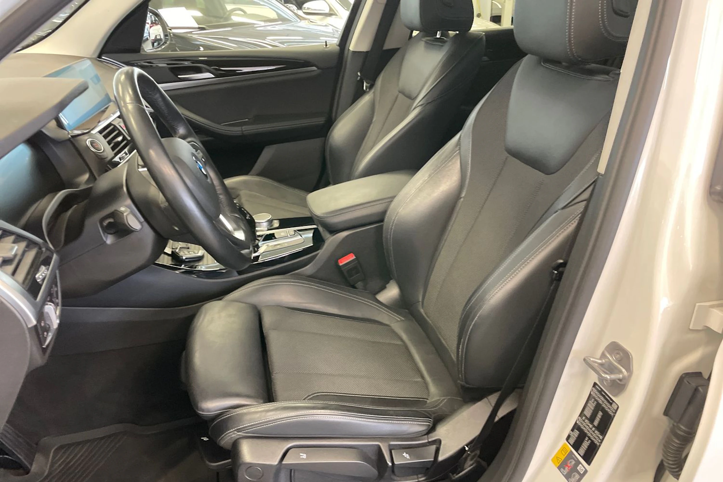 valkoinen BMW X3 2020 kuva 18.