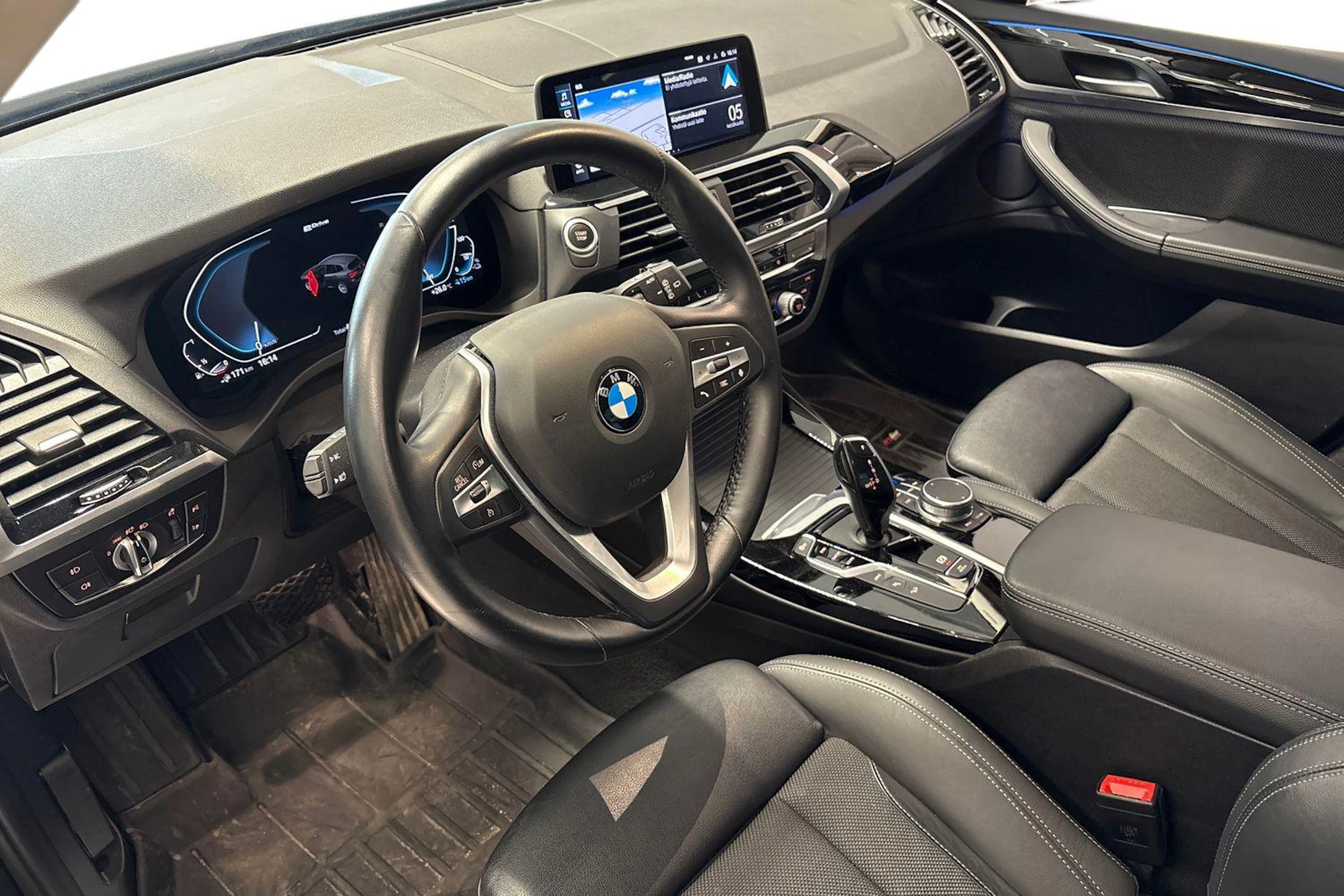 musta BMW X3 2021 kuva 3.
