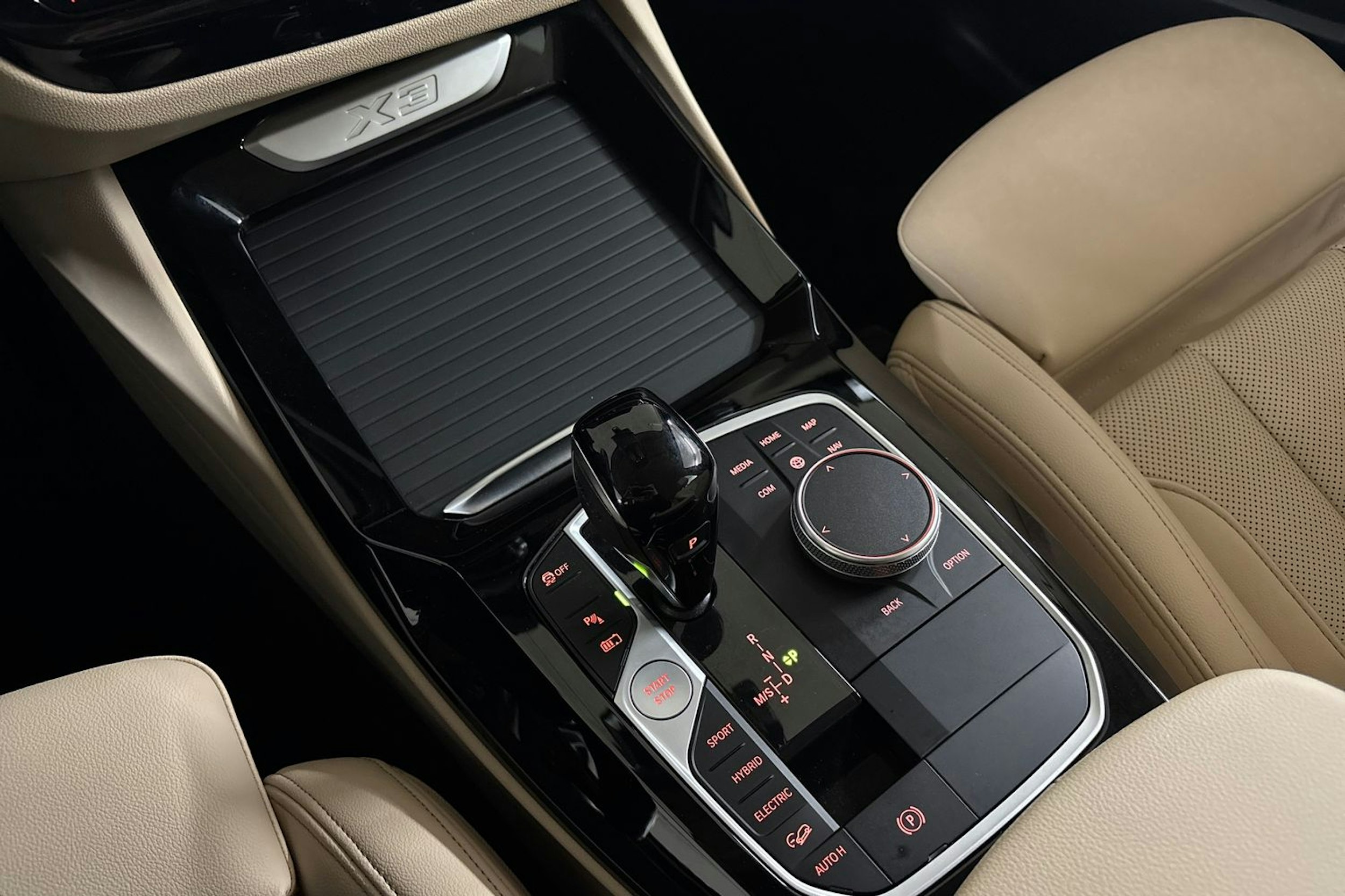 Harmaa BMW X3 2022 kuva 26.