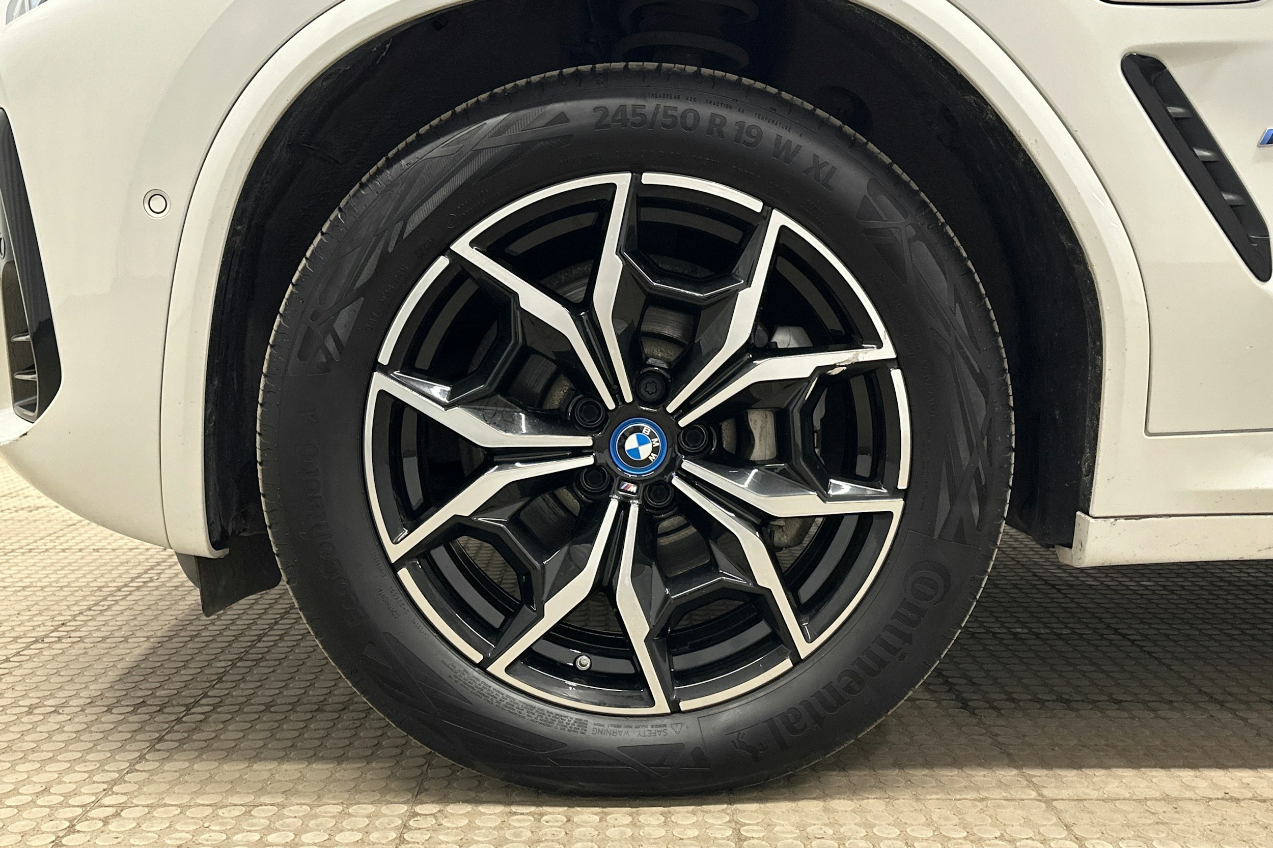 valkoinen BMW X3 2023 kuva 11.
