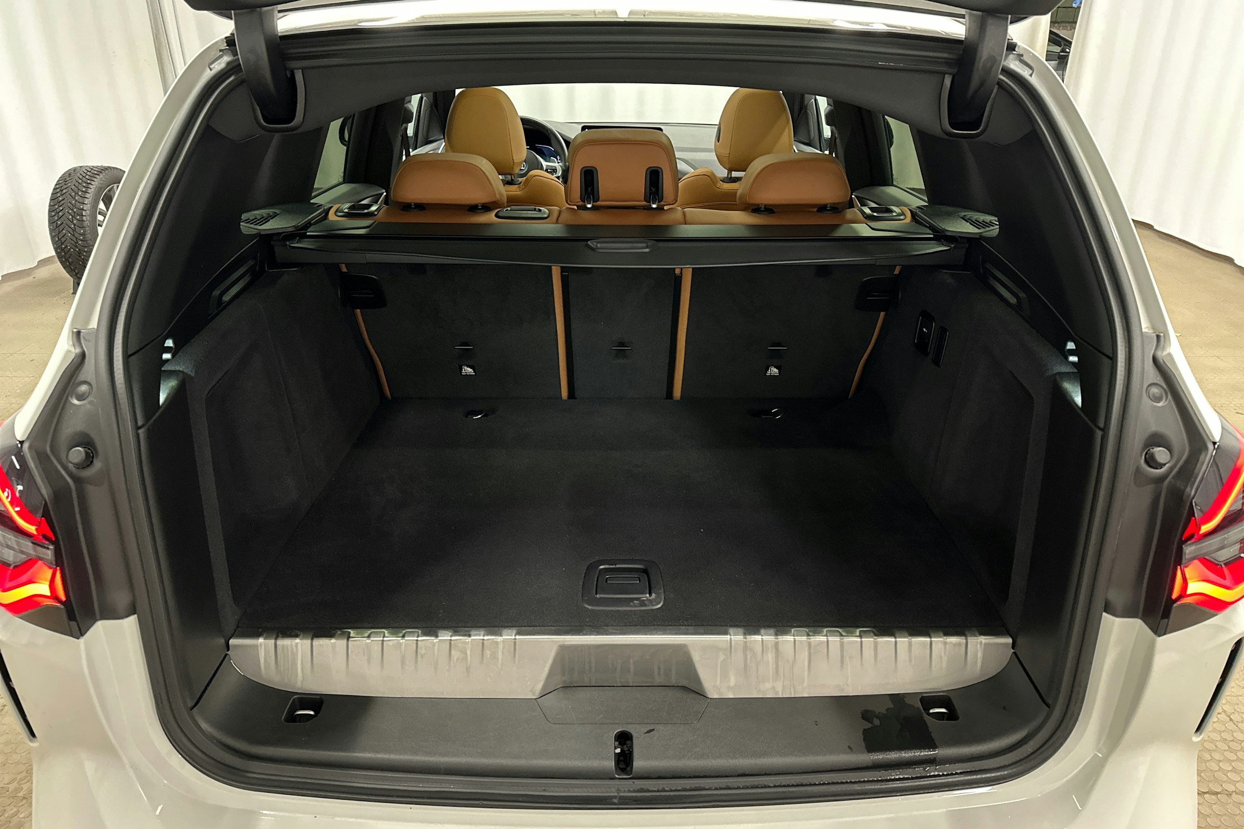 valkoinen BMW X3 2023 kuva 14.