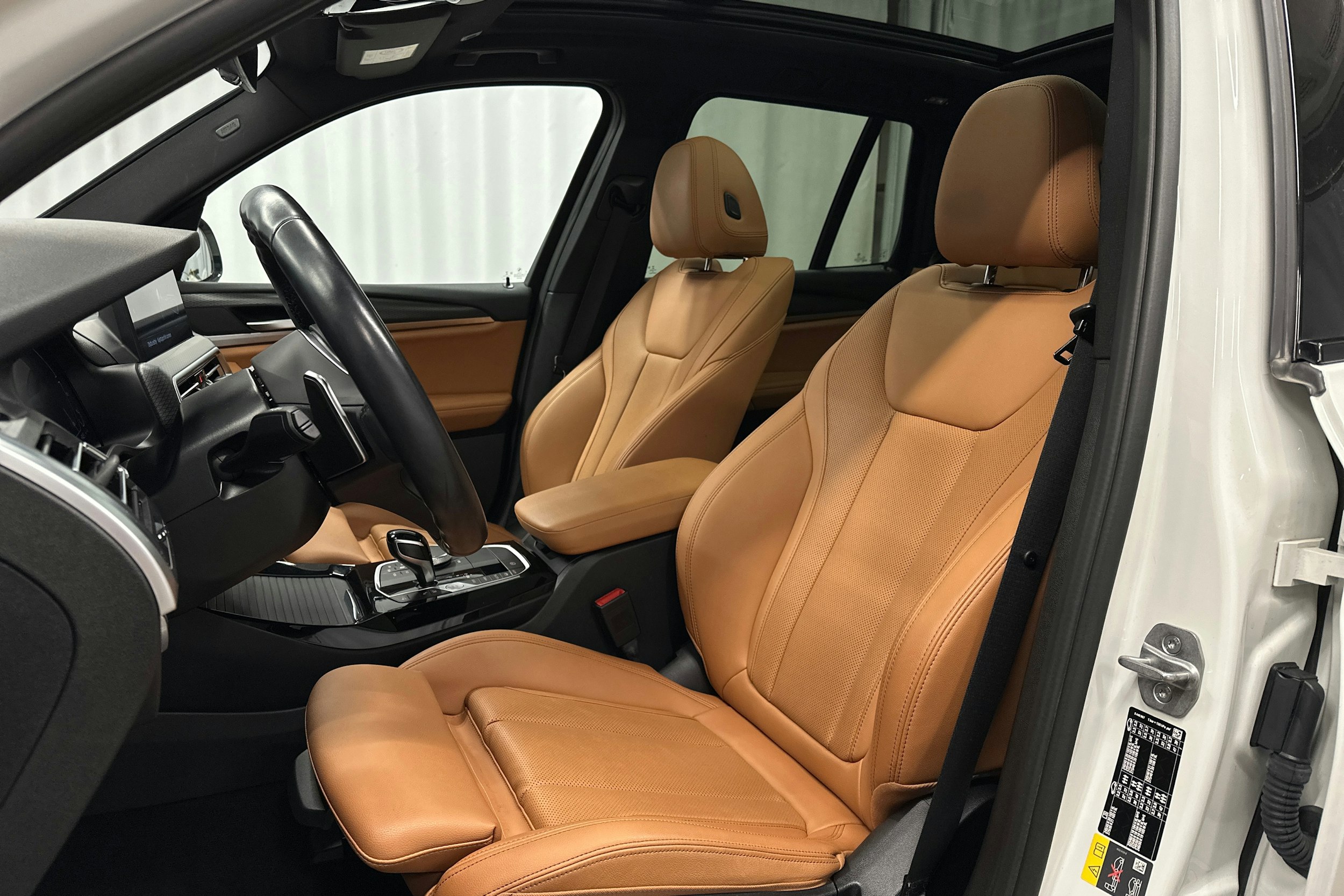 valkoinen BMW X3 2023 kuva 17.
