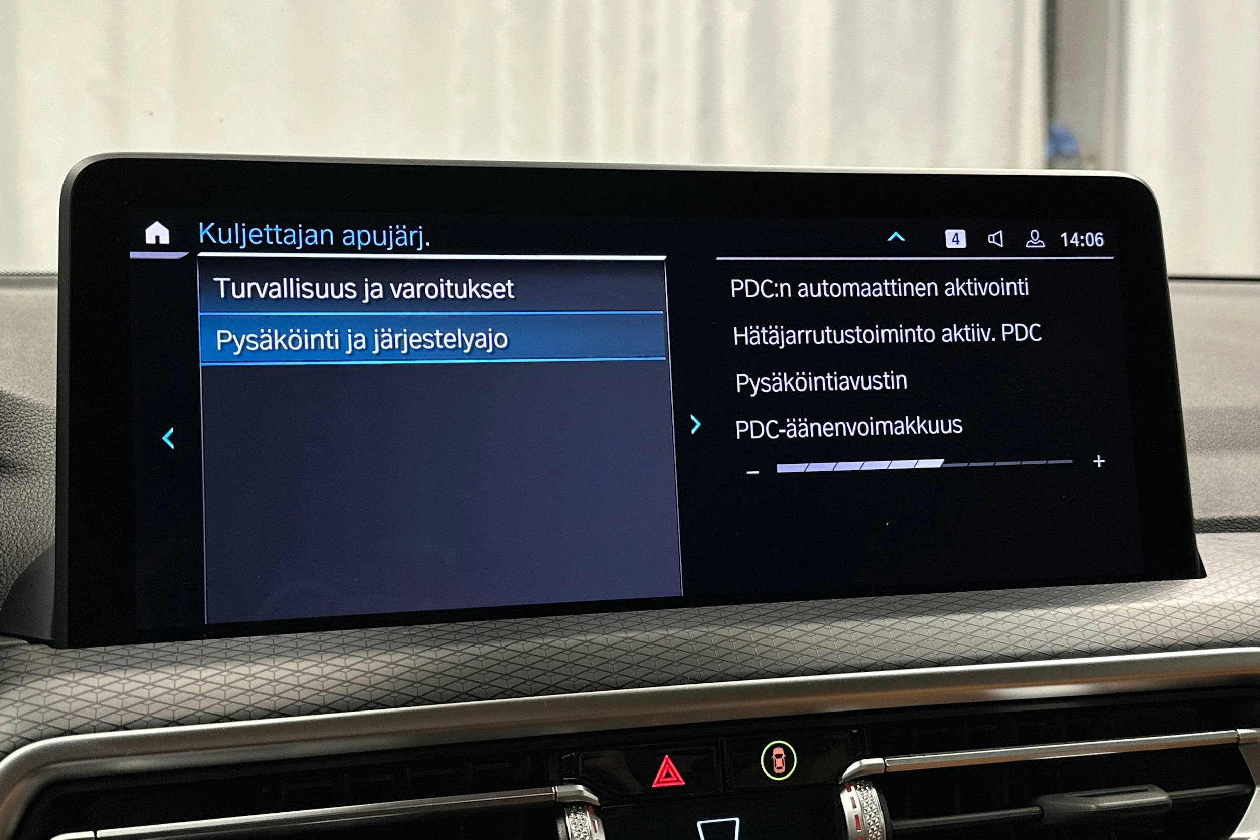 valkoinen BMW X3 2023 kuva 27.