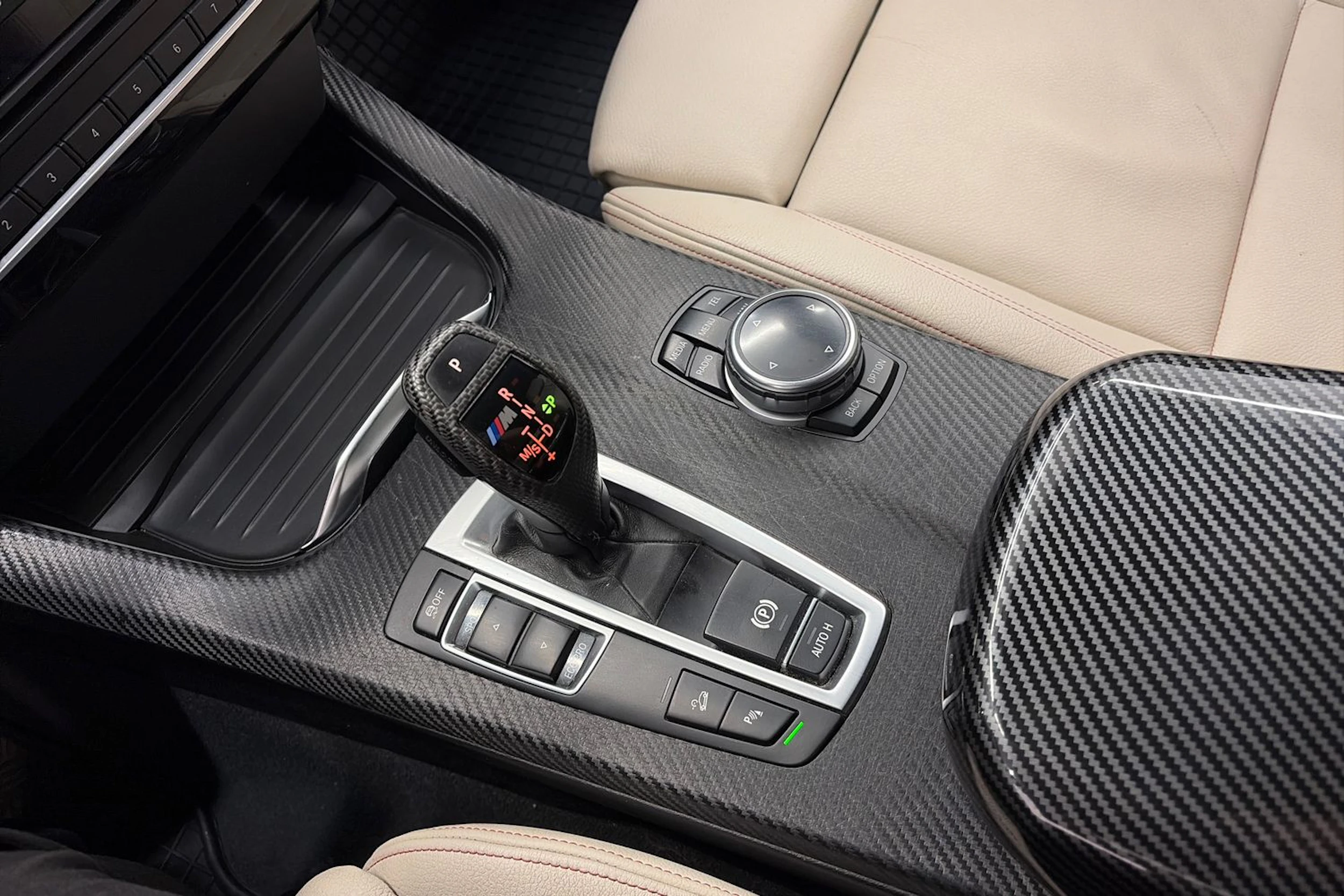 punainen BMW X4 2015 kuva 28.