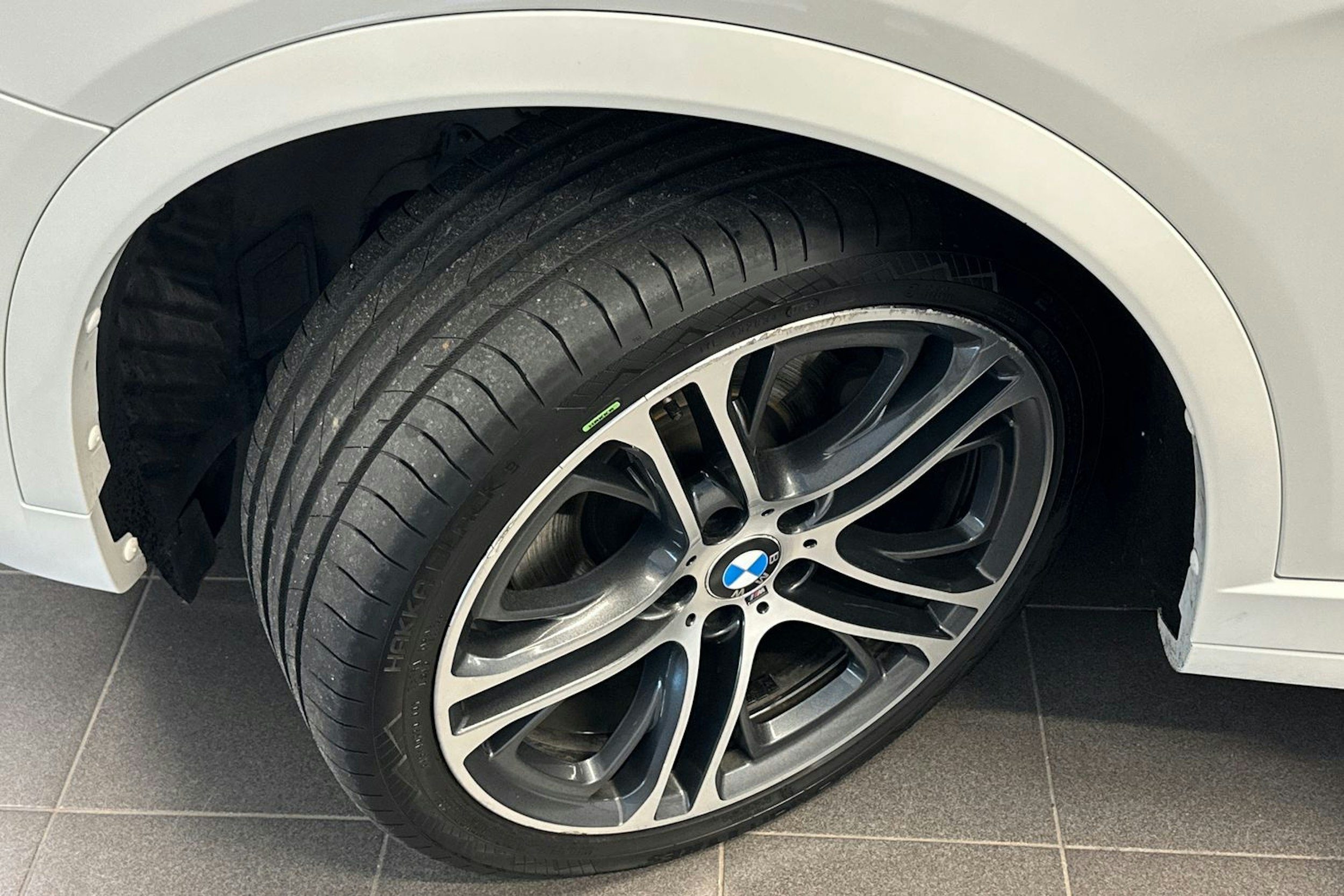 valkoinen BMW X4 2015 kuva 13.