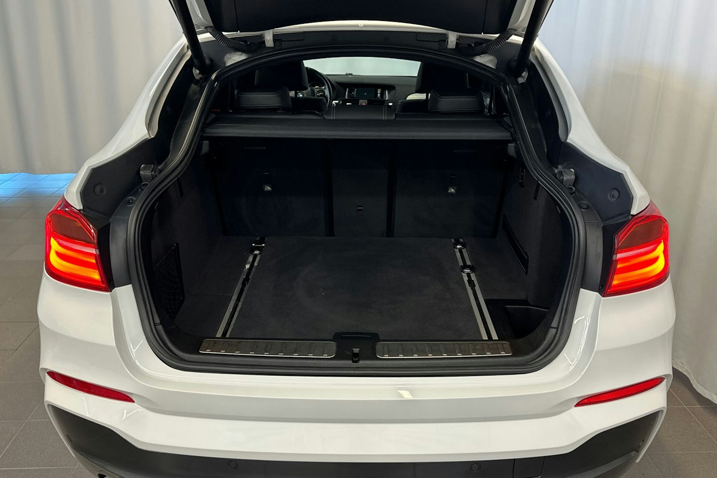 valkoinen BMW X4 2015 kuva 14.