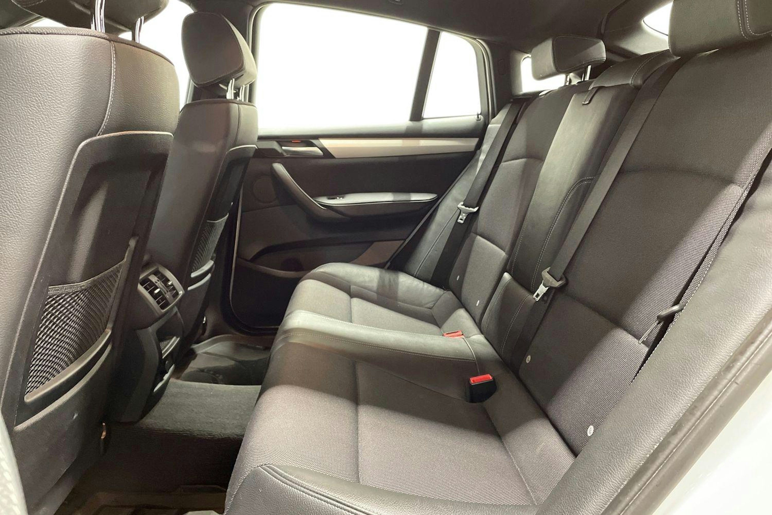 Valkoinen BMW X4 2016 kuva 8.