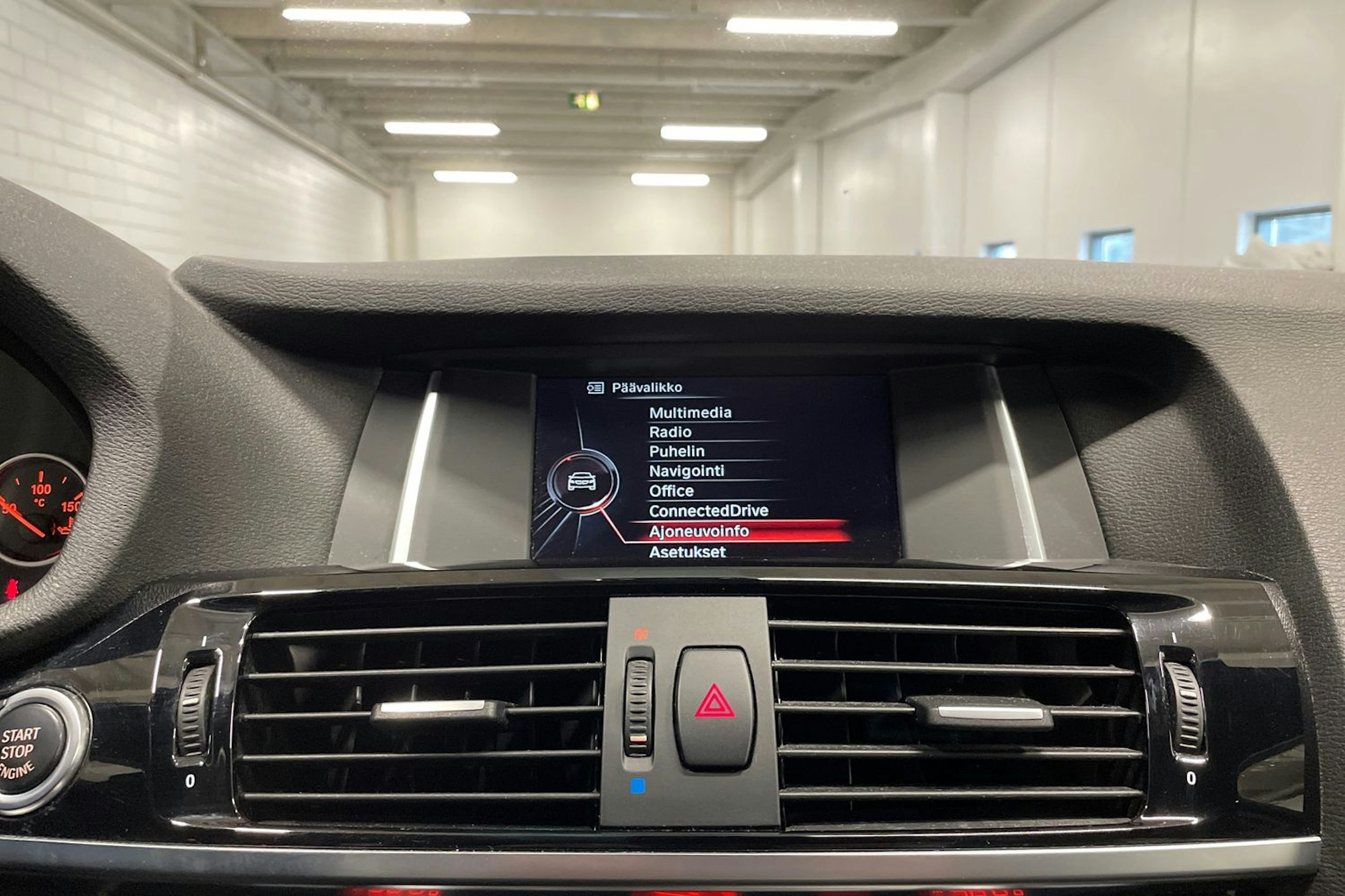 Valkoinen BMW X4 2016 kuva 15.