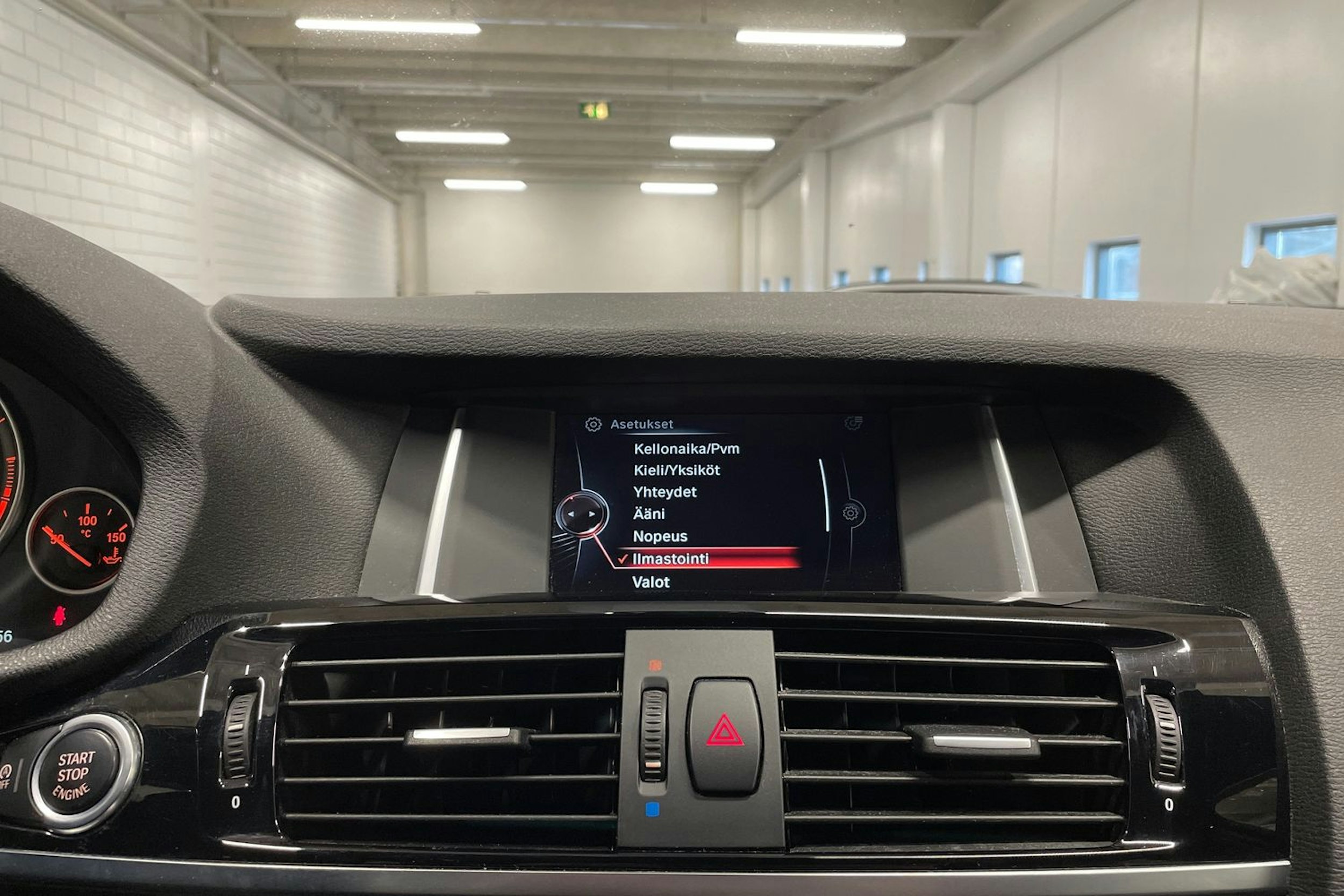 Valkoinen BMW X4 2016 kuva 17.