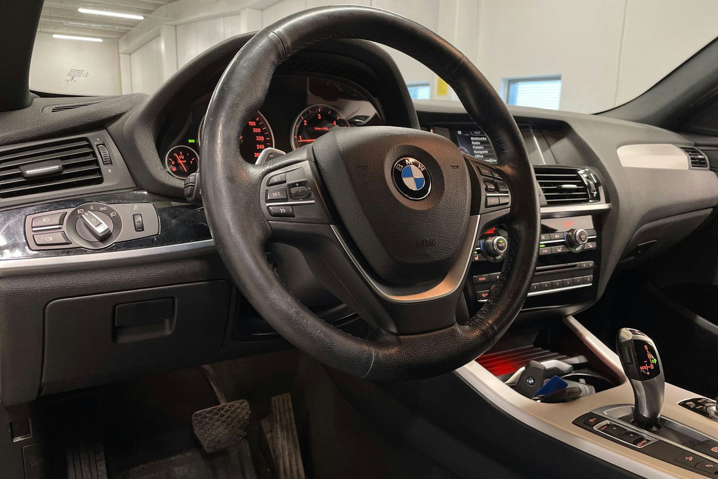 Valkoinen BMW X4 2016 kuva 24.