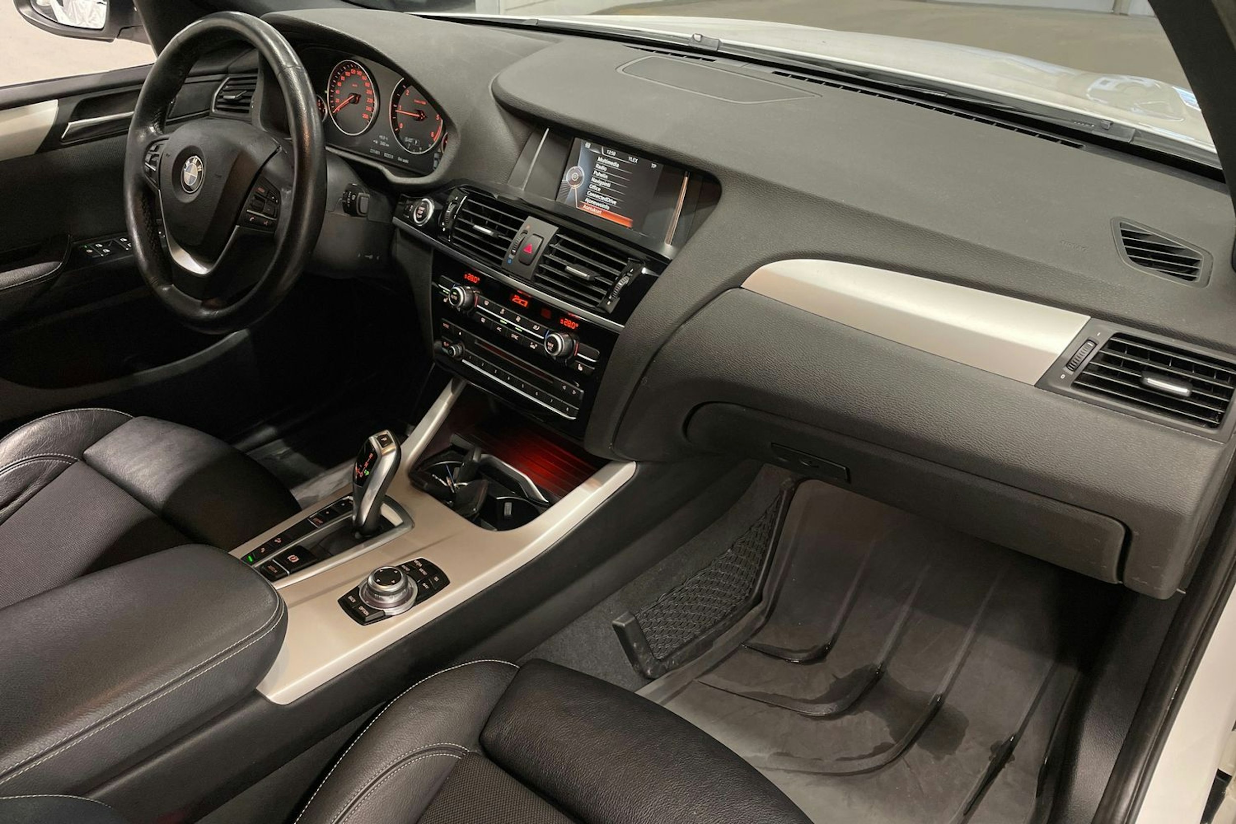 Valkoinen BMW X4 2016 kuva 26.