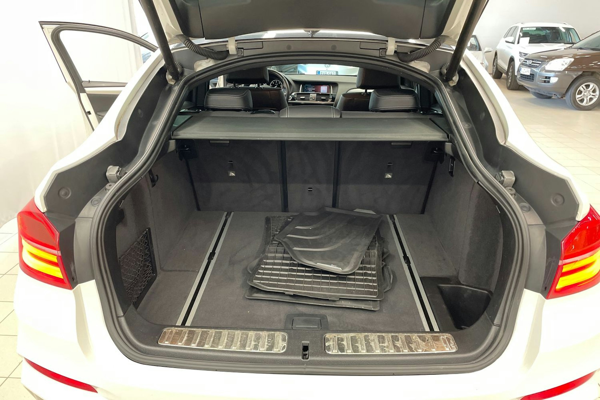 valkoinen BMW X4 2016 kuva 22.