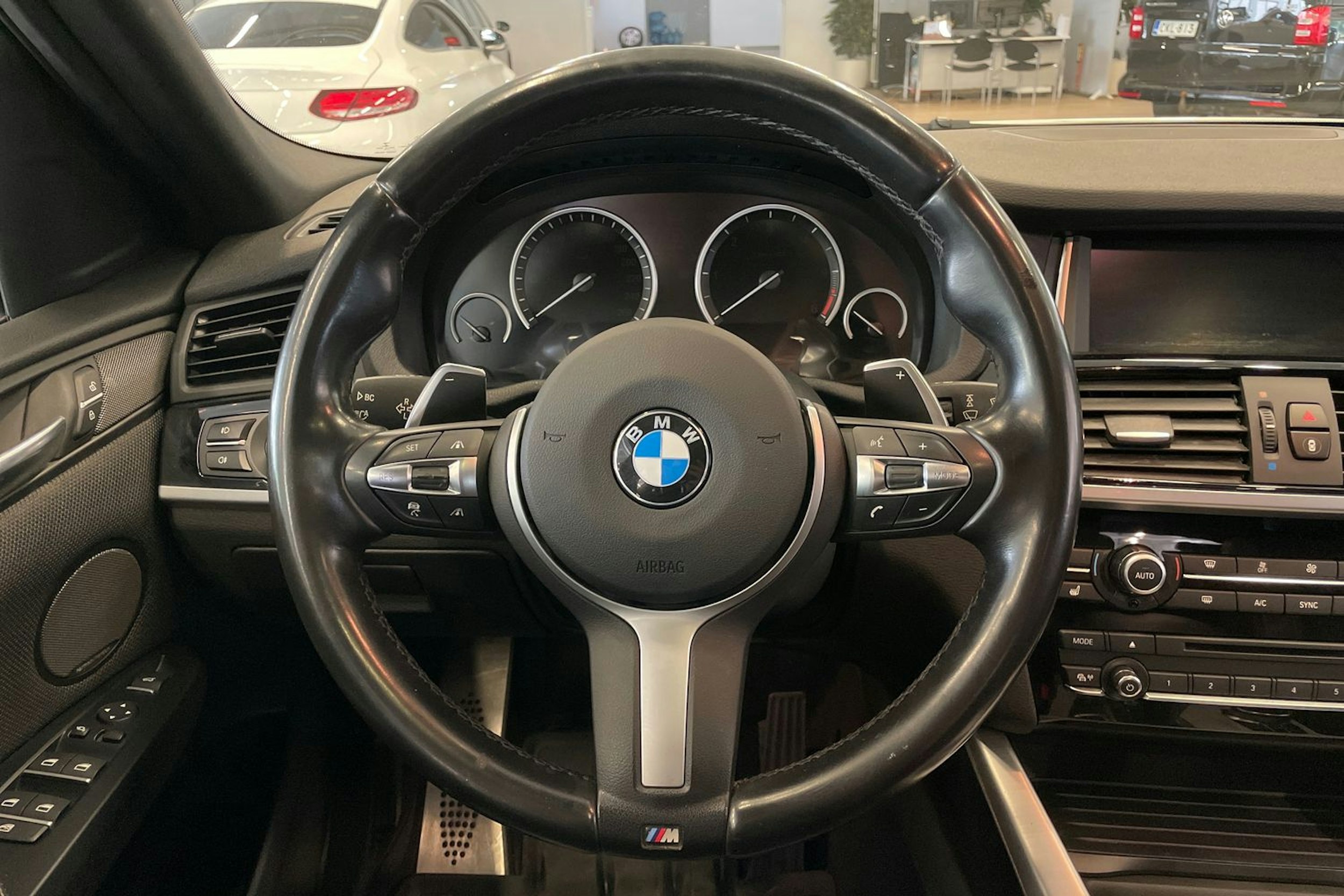 Valkoinen BMW X4 2016 kuva 14.