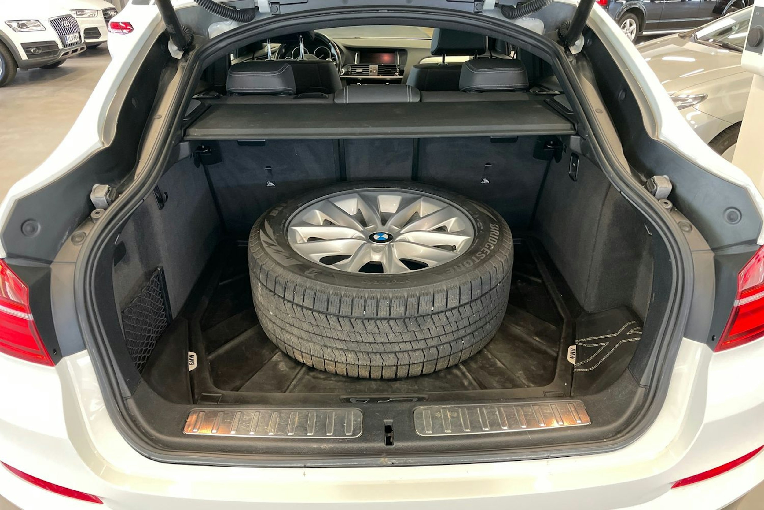 Valkoinen BMW X4 2016 kuva 15.