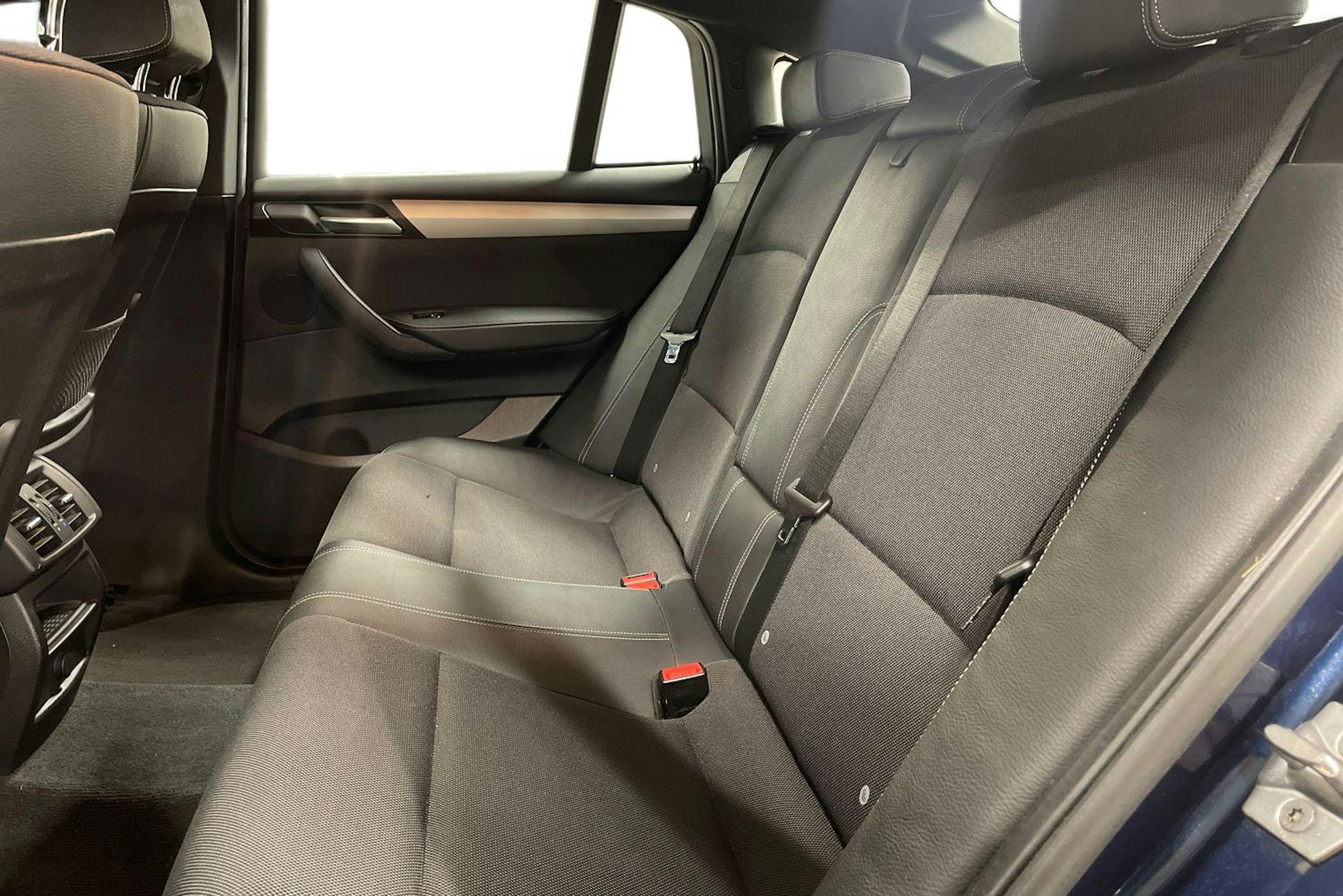 sininen BMW X4 2017 kuva 8.