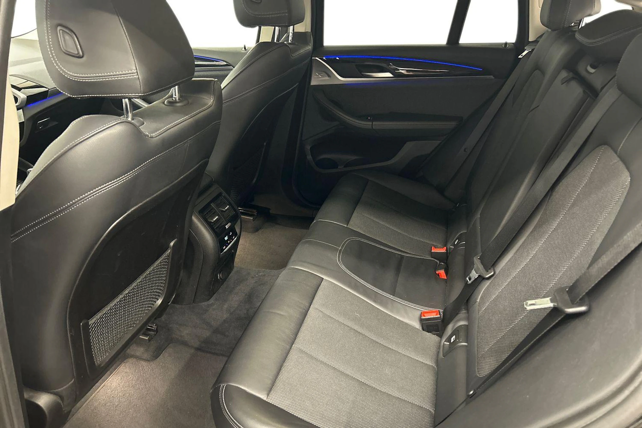 musta BMW X4 2019 kuva 8.