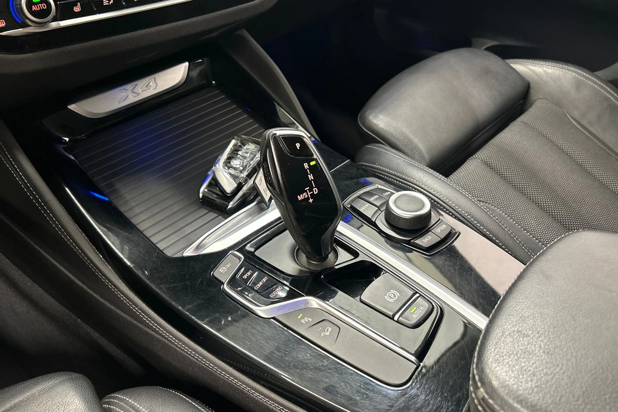 musta BMW X4 2019 kuva 21.