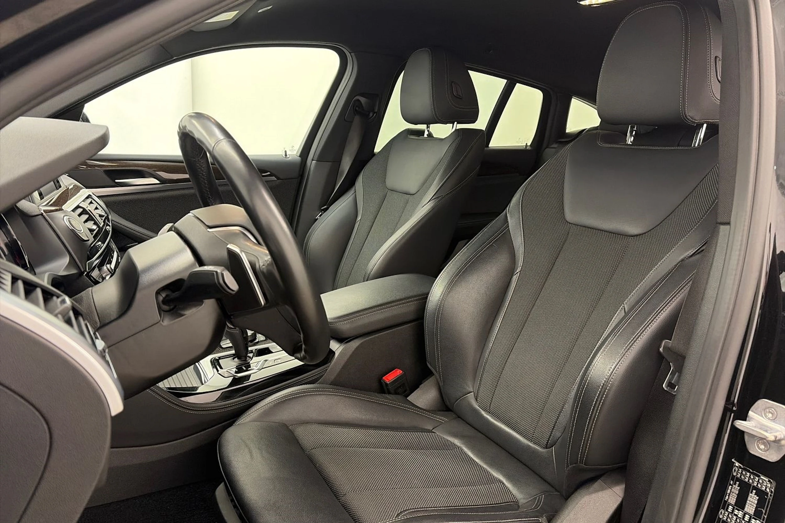Musta BMW X4 2019 kuva 17.