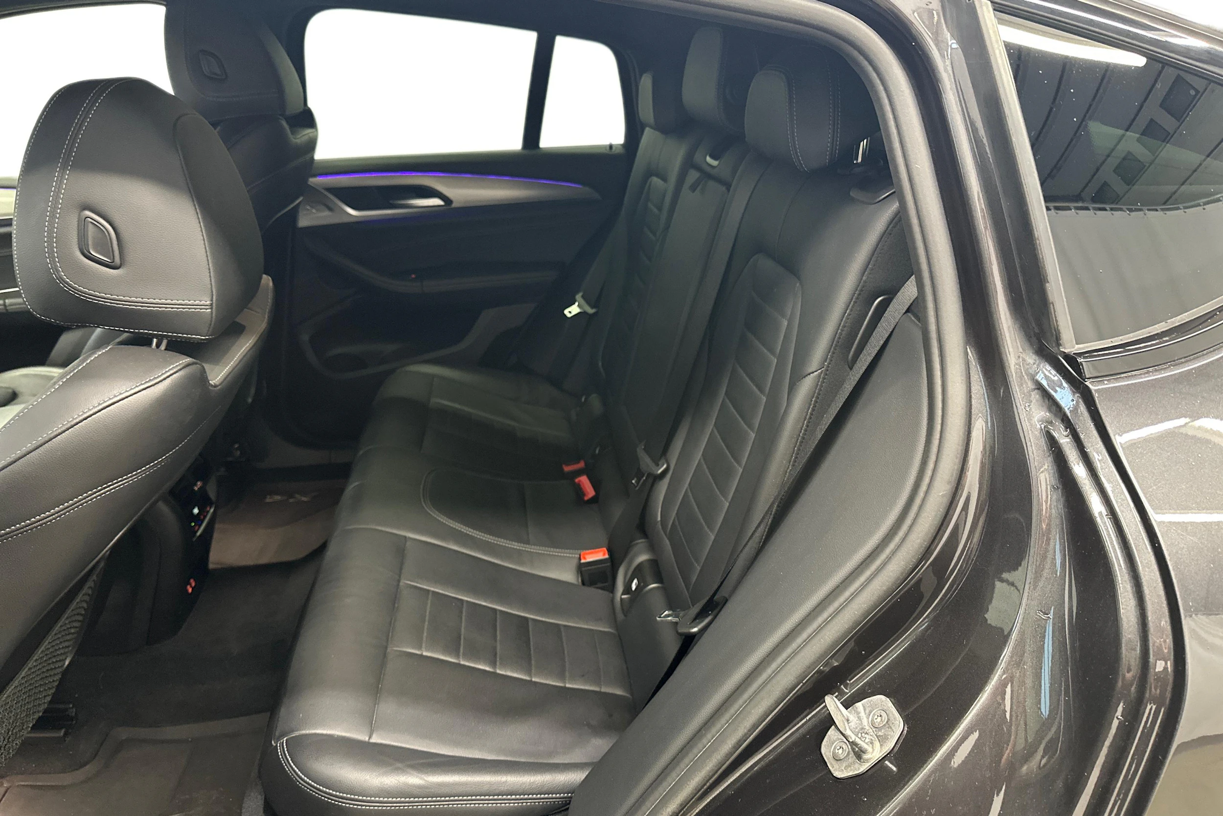 musta BMW X4 2020 kuva 11.