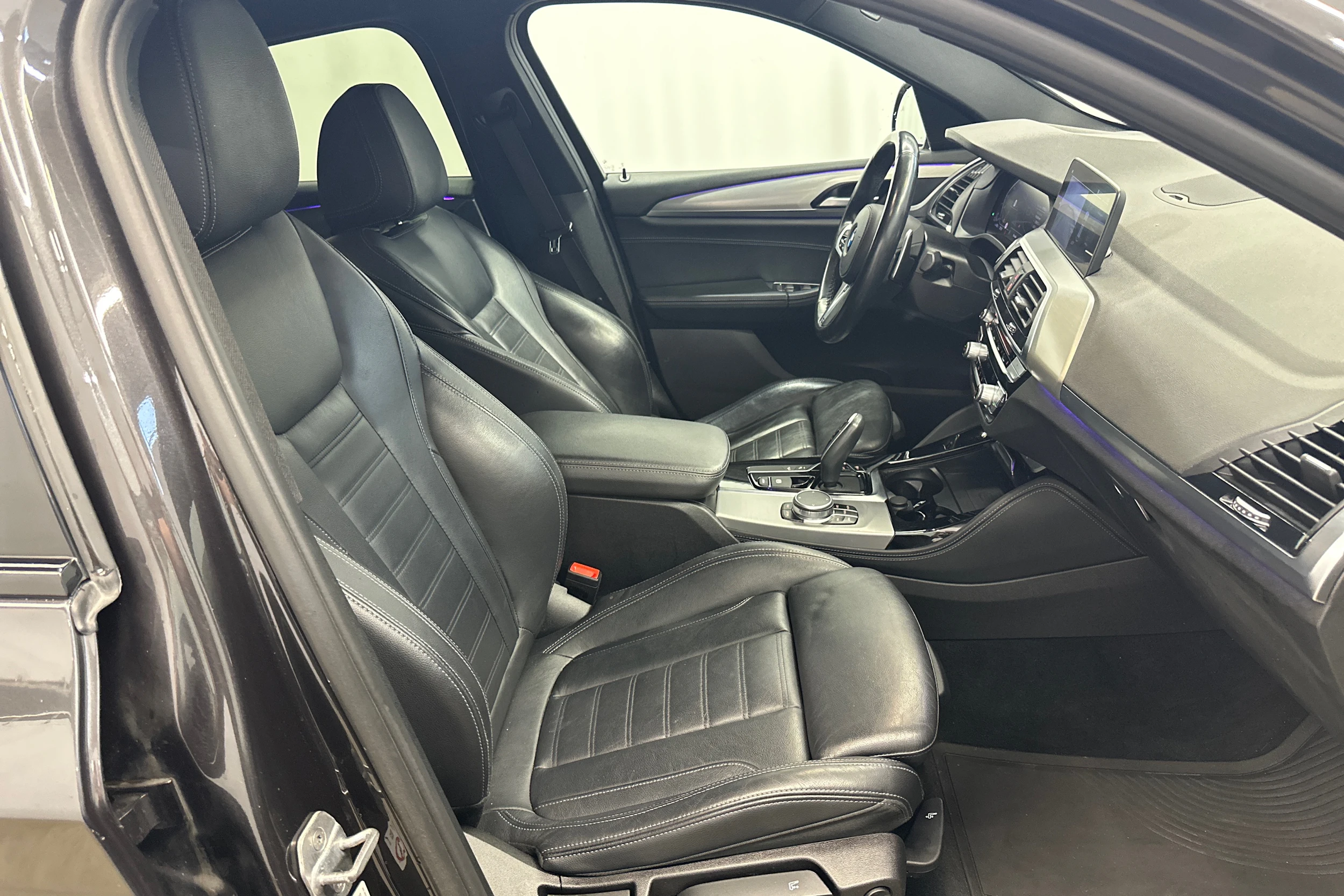 musta BMW X4 2020 kuva 13.