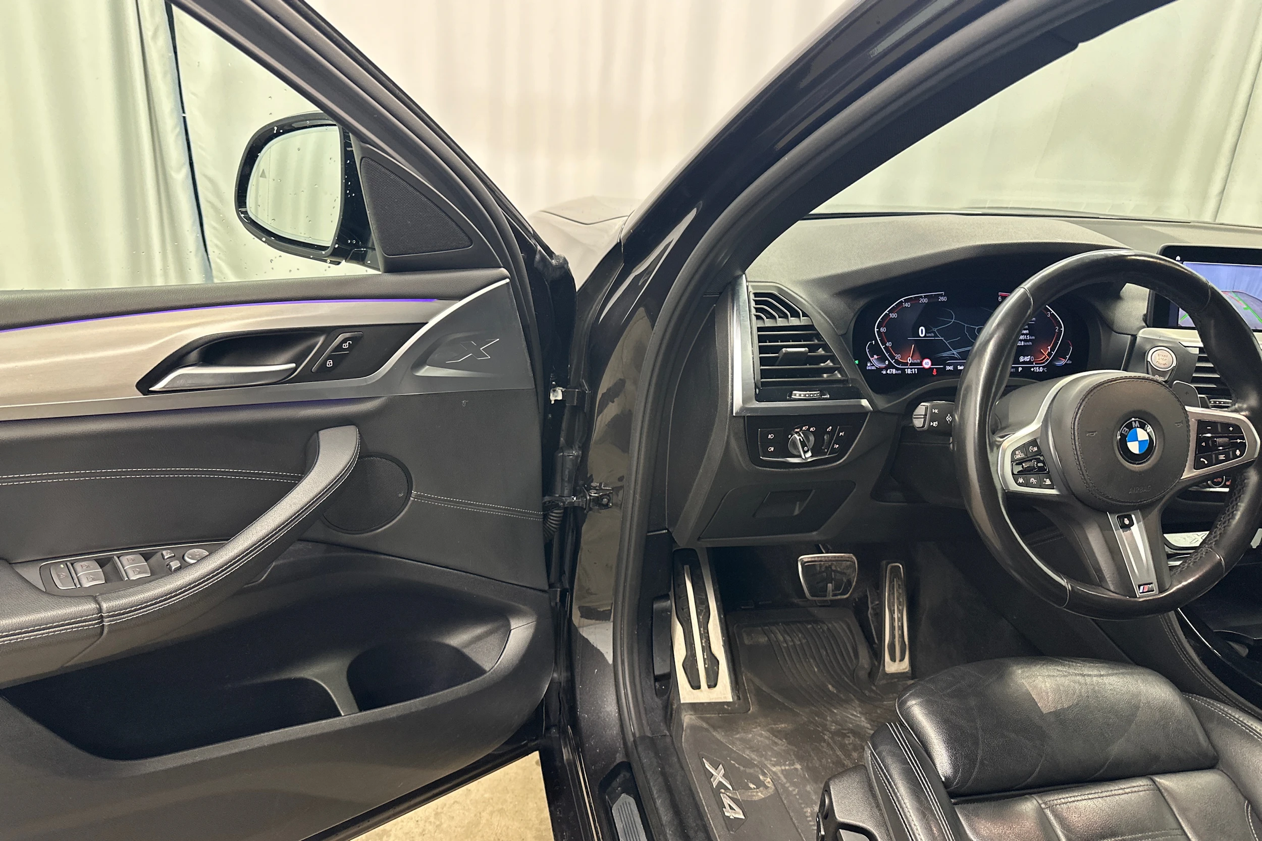 musta BMW X4 2020 kuva 15.