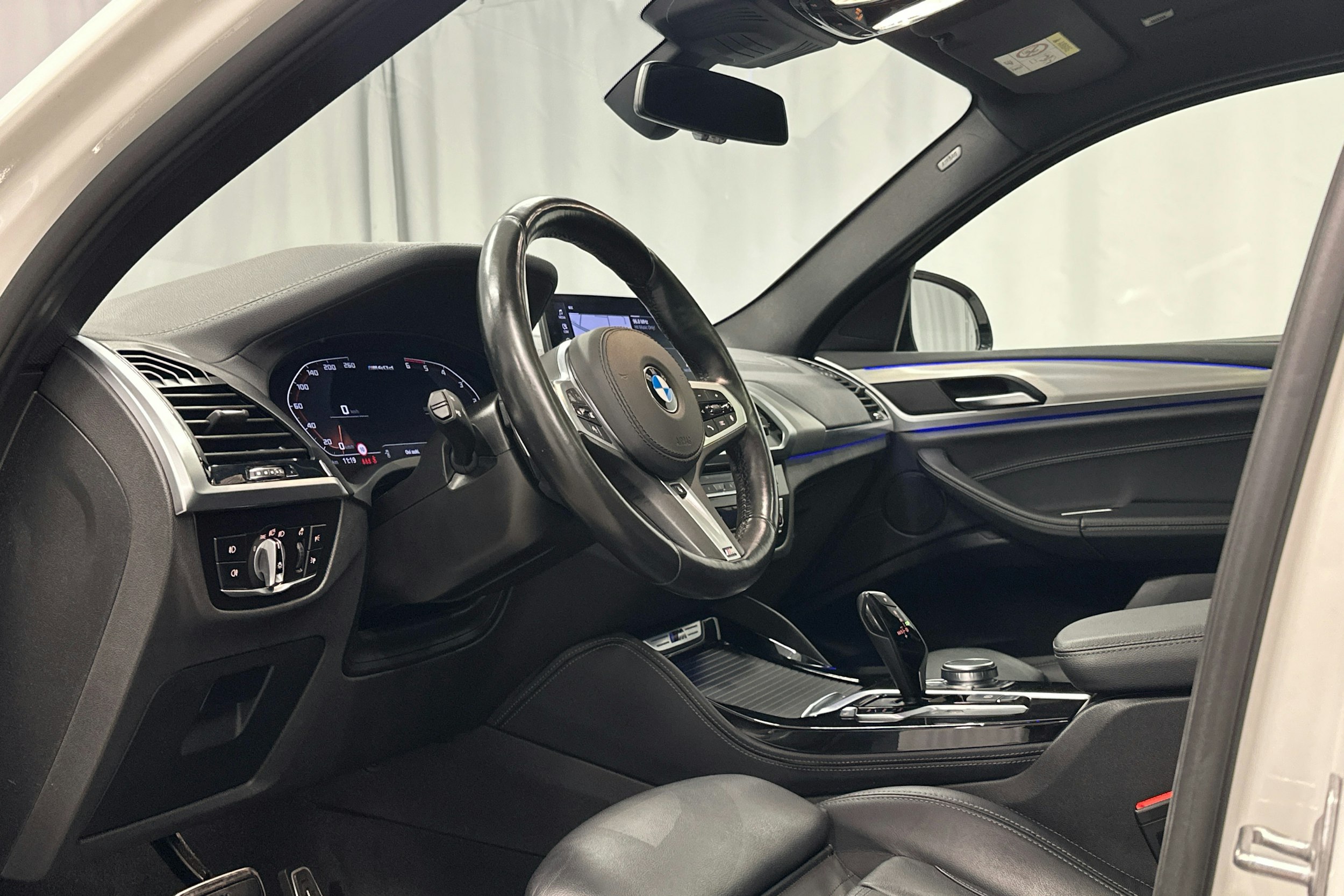 valkoinen BMW X4 2021 kuva 6.