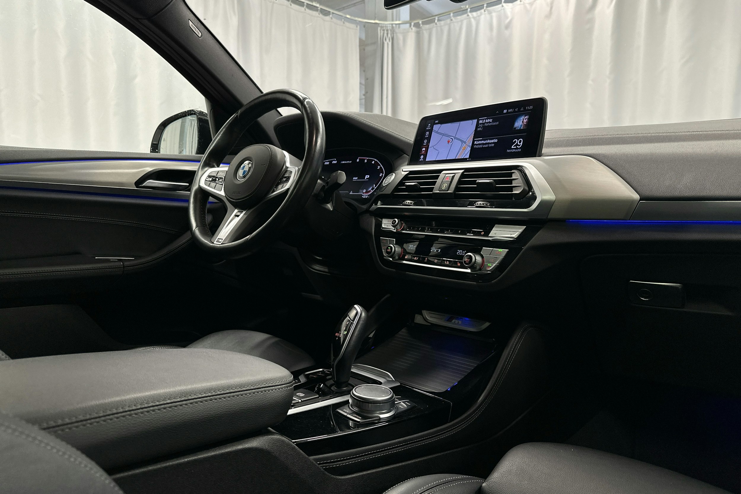 valkoinen BMW X4 2021 kuva 7.