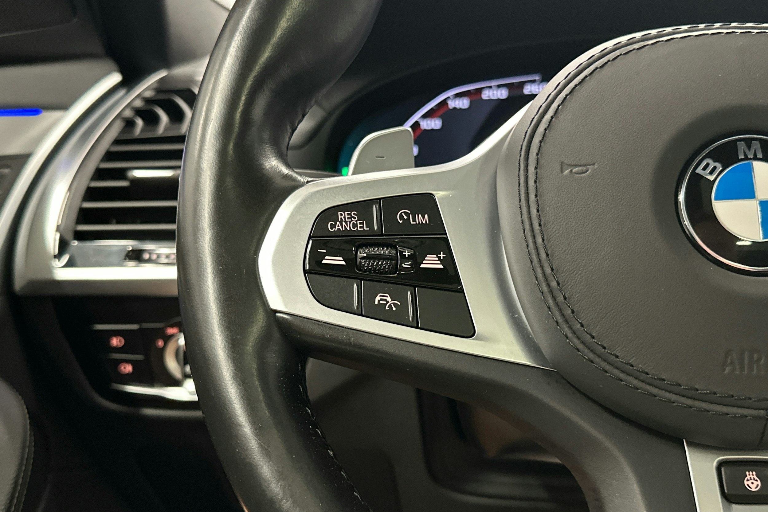 valkoinen BMW X4 2021 kuva 9.