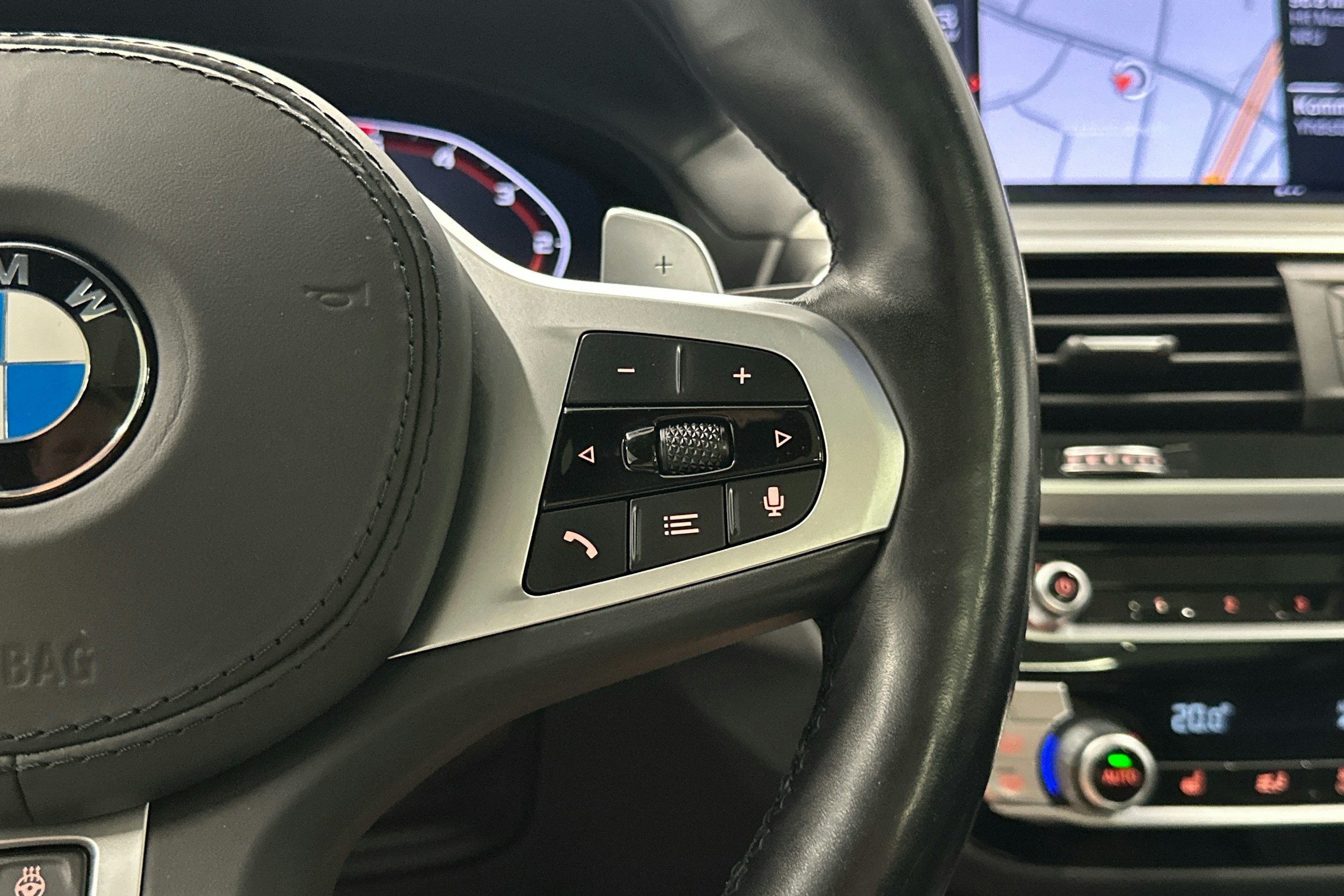 valkoinen BMW X4 2021 kuva 10.