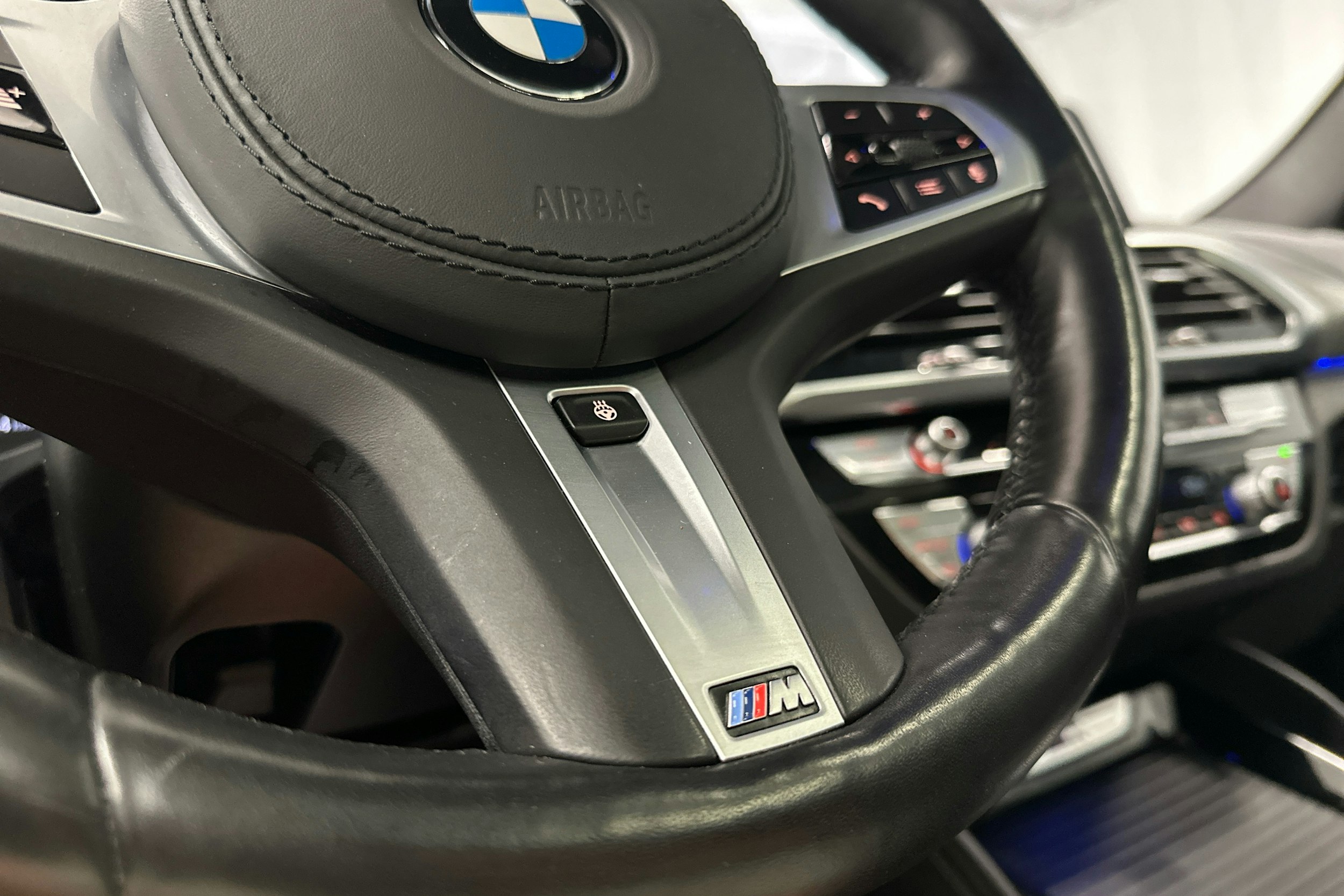 valkoinen BMW X4 2021 kuva 11.