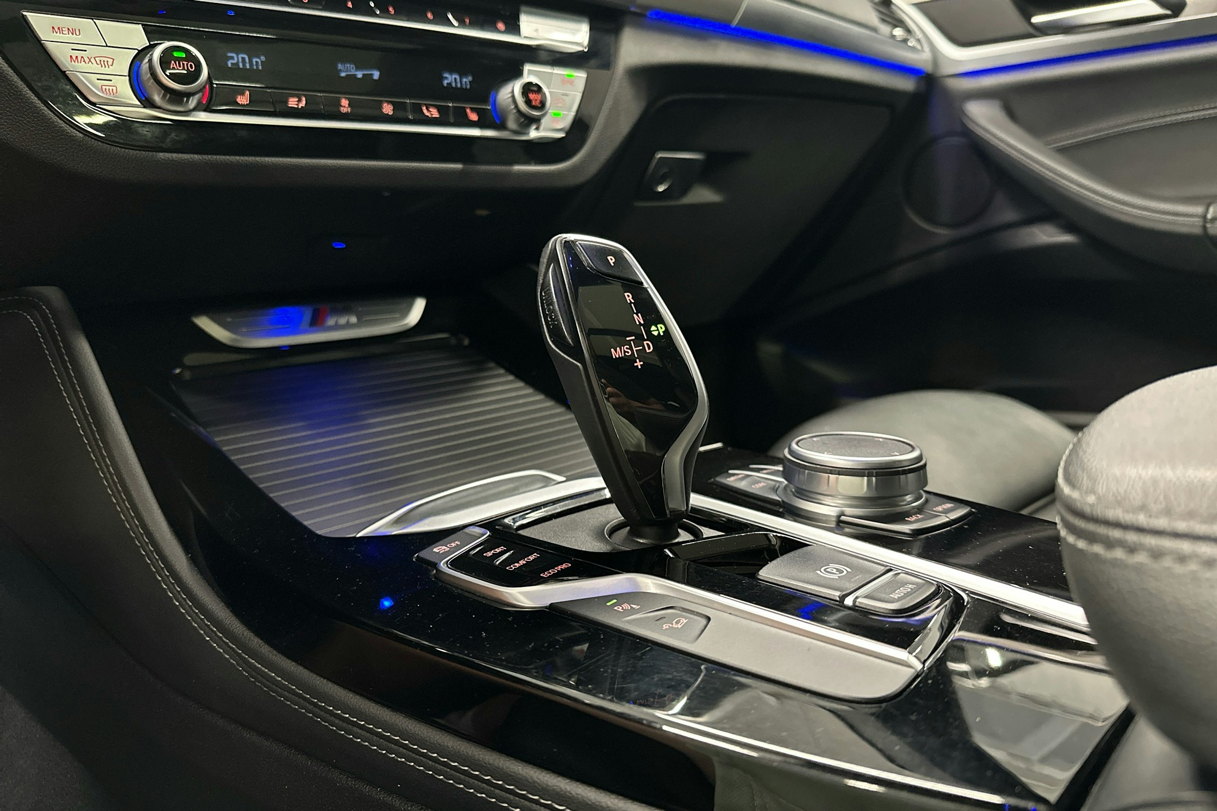 valkoinen BMW X4 2021 kuva 21.