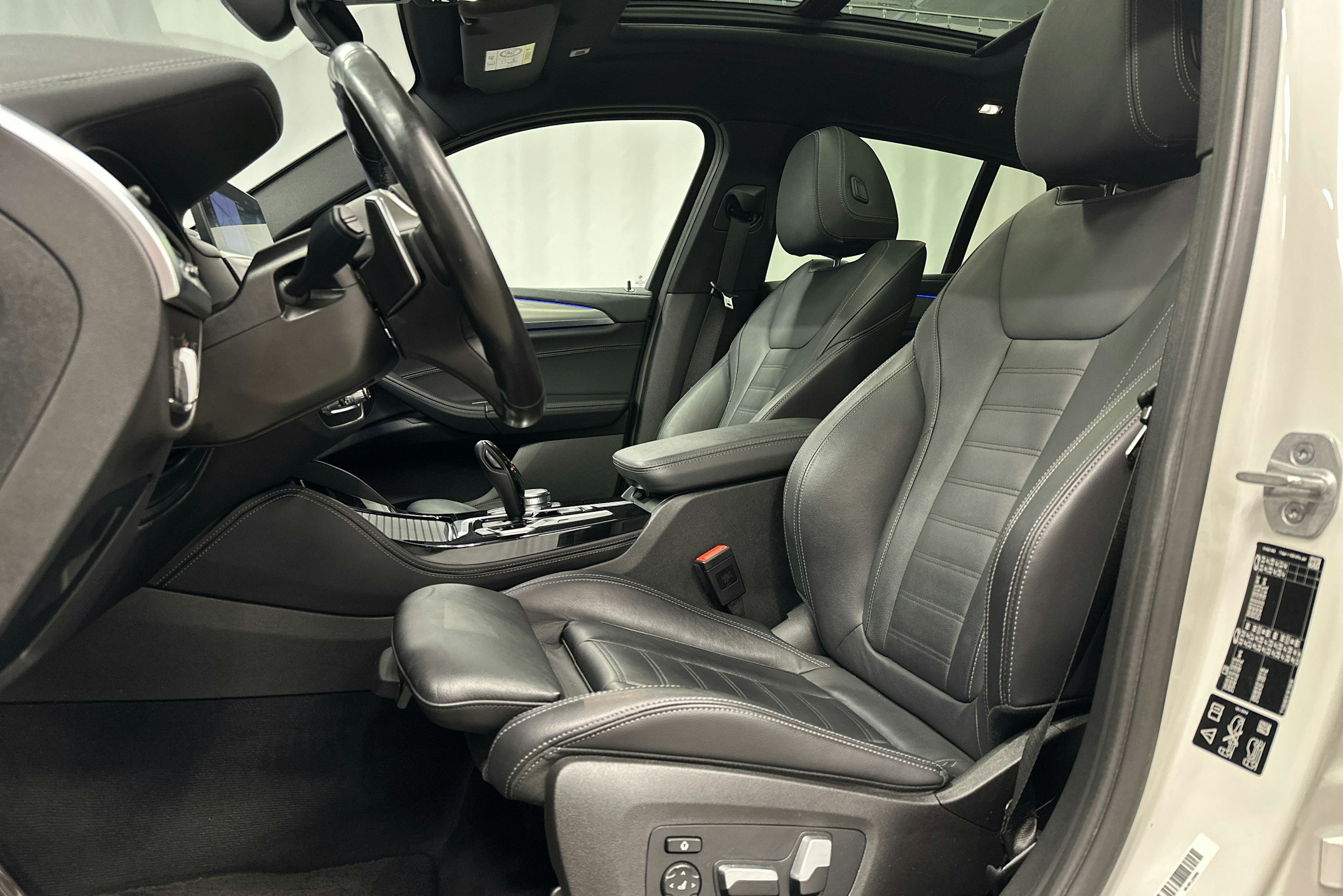 valkoinen BMW X4 2021 kuva 22.