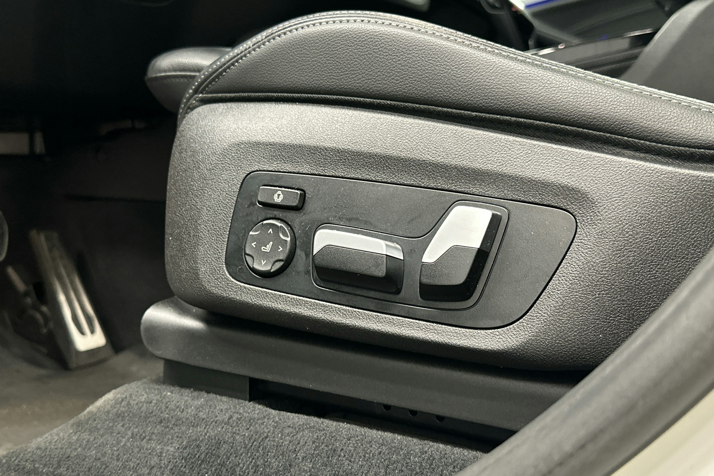 valkoinen BMW X4 2021 kuva 23.