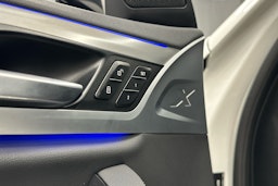 valkoinen BMW X4 2021 kuva 24.