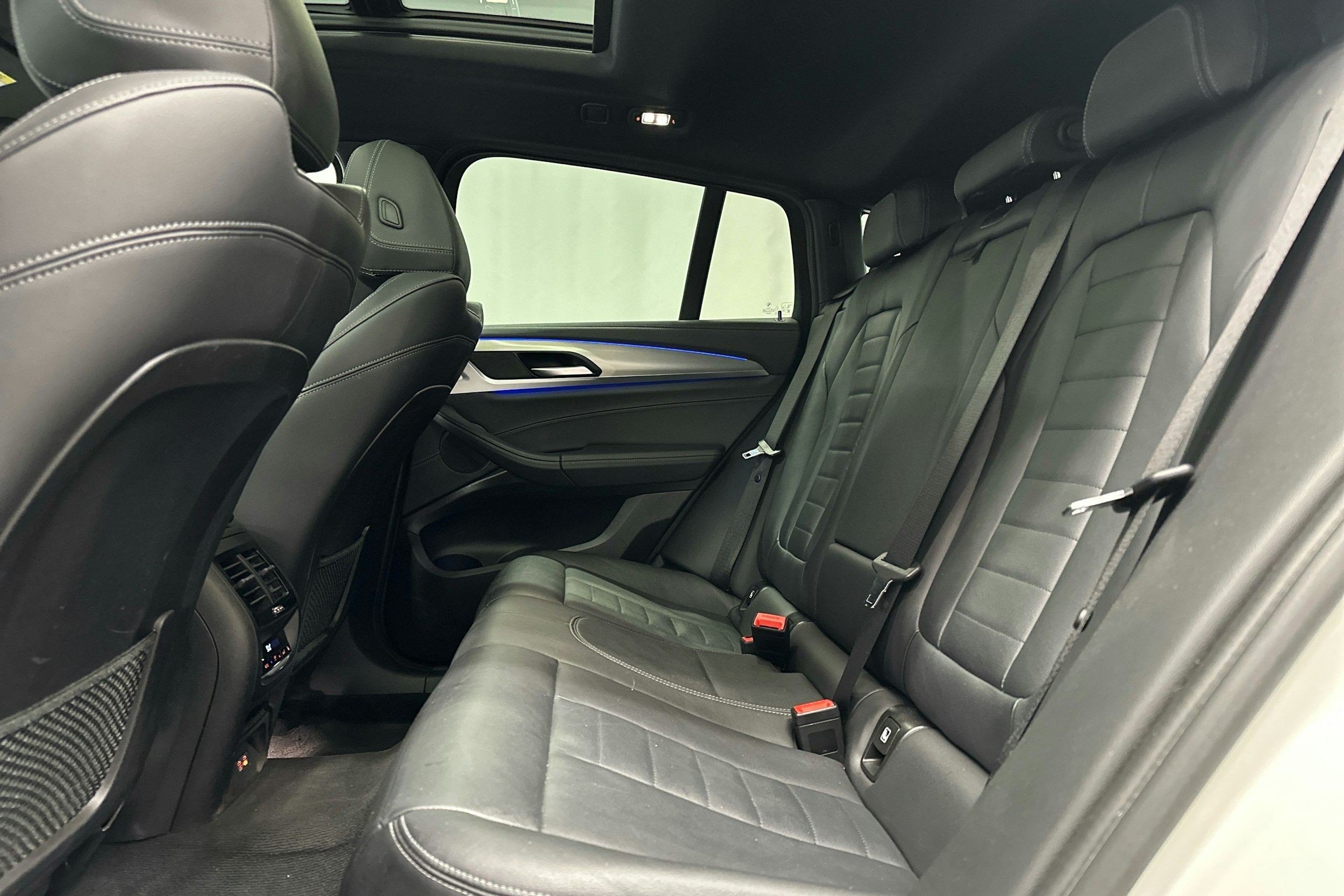 valkoinen BMW X4 2021 kuva 26.