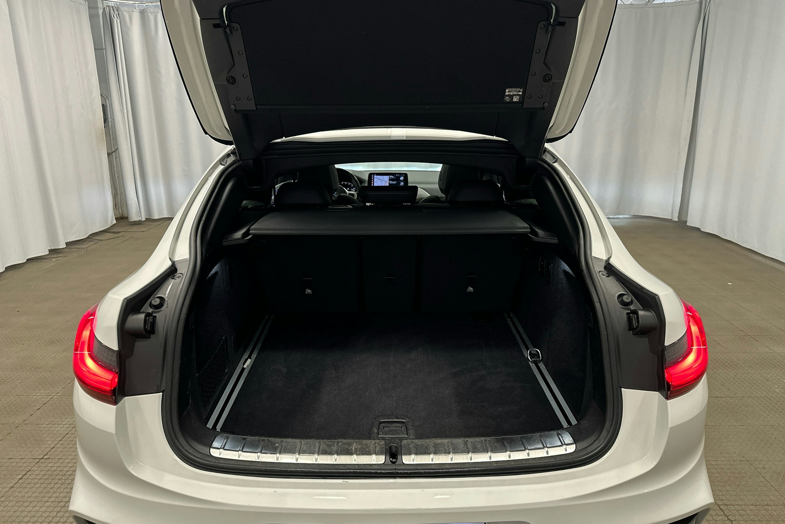 valkoinen BMW X4 2021 kuva 28.