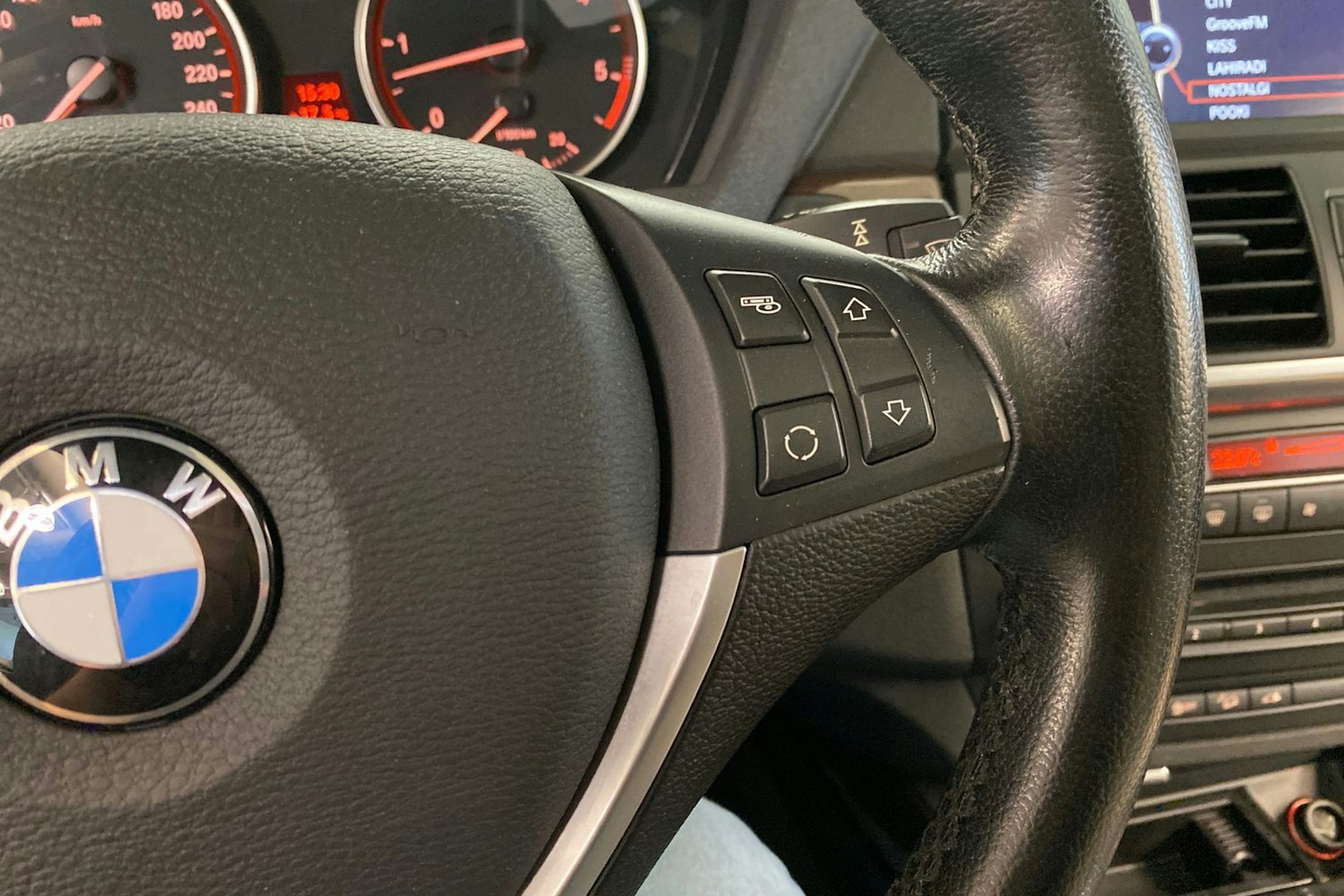 musta BMW X5 2011 kuva 15.