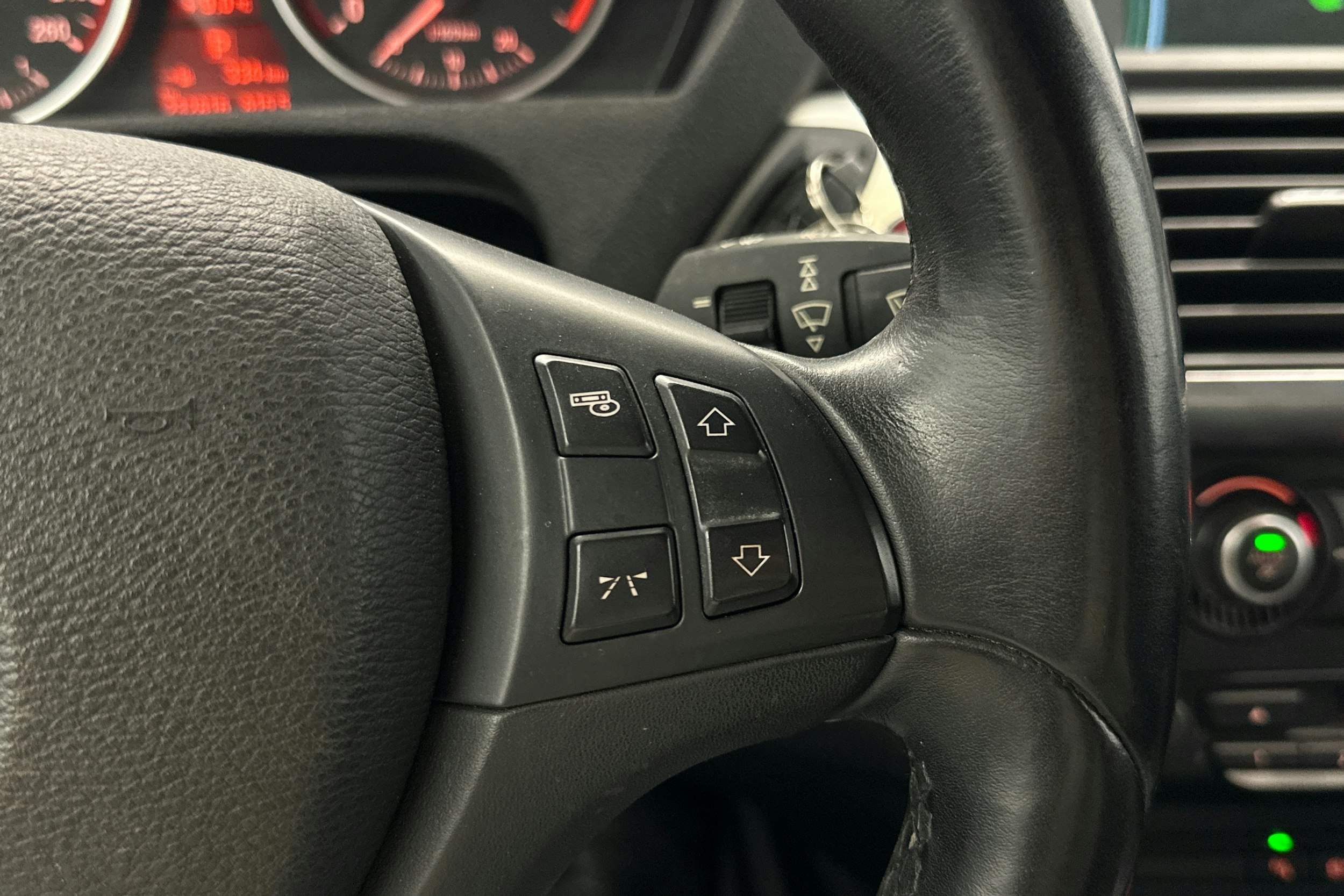 valkoinen BMW X5 2012 kuva 14.