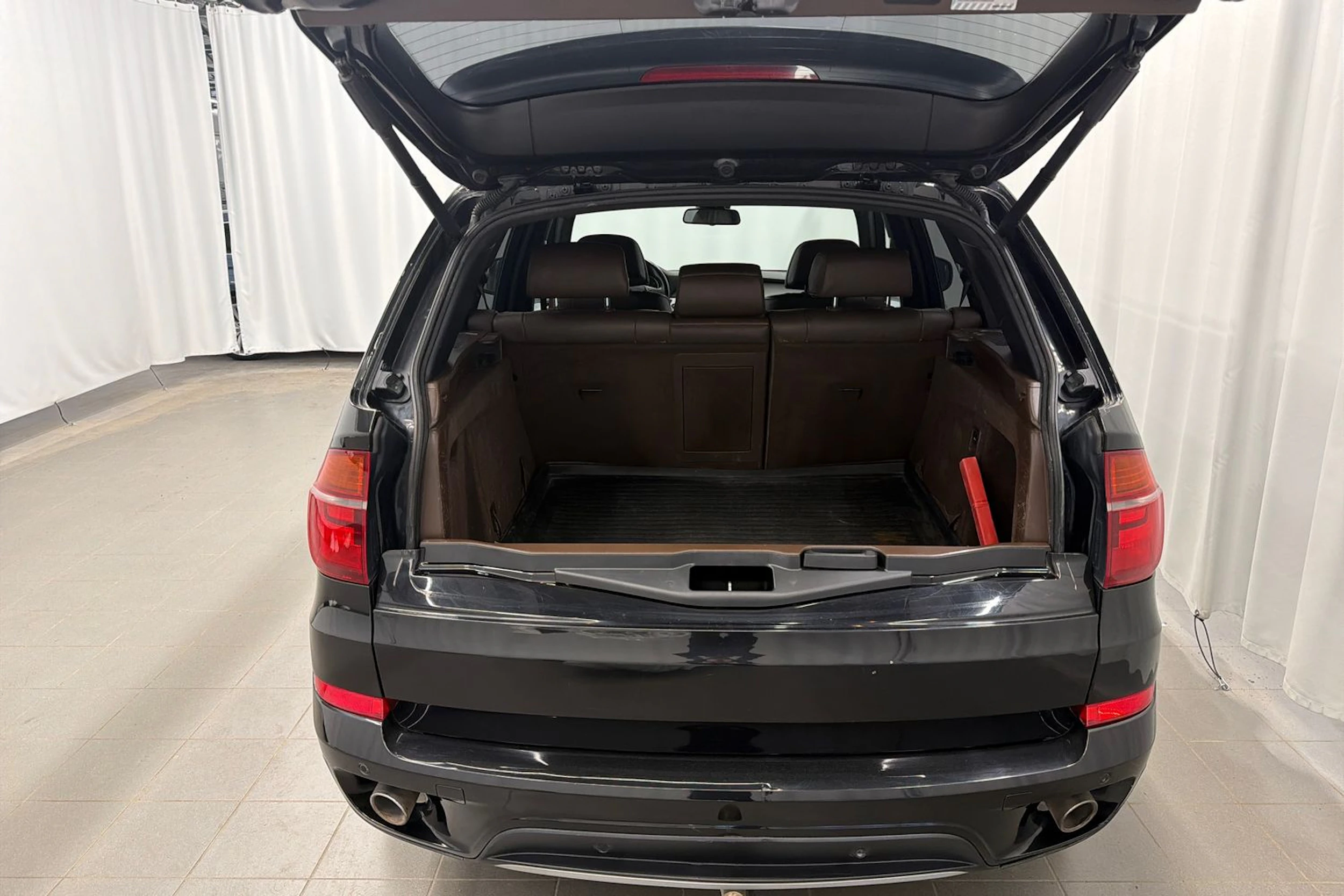 musta BMW X5 2013 kuva 17.