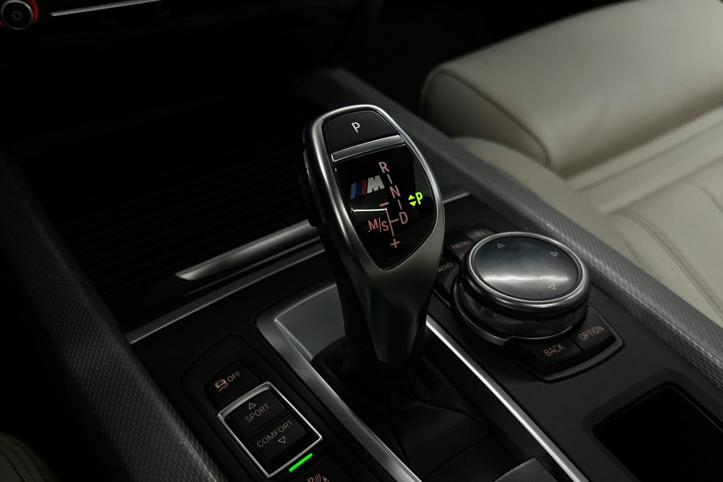 musta BMW X5 2014 kuva 35.
