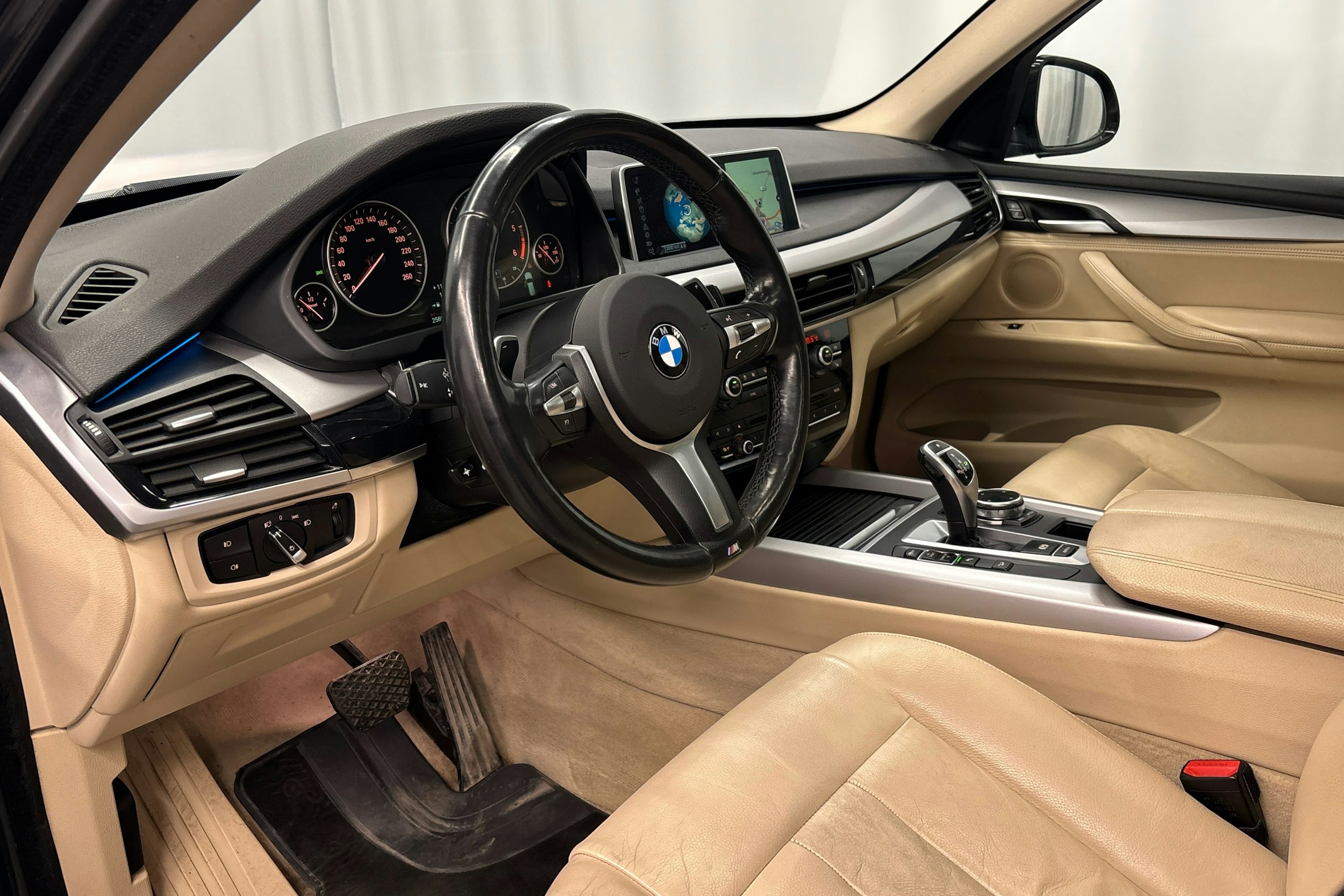 sininen BMW X5 2014 kuva 6.