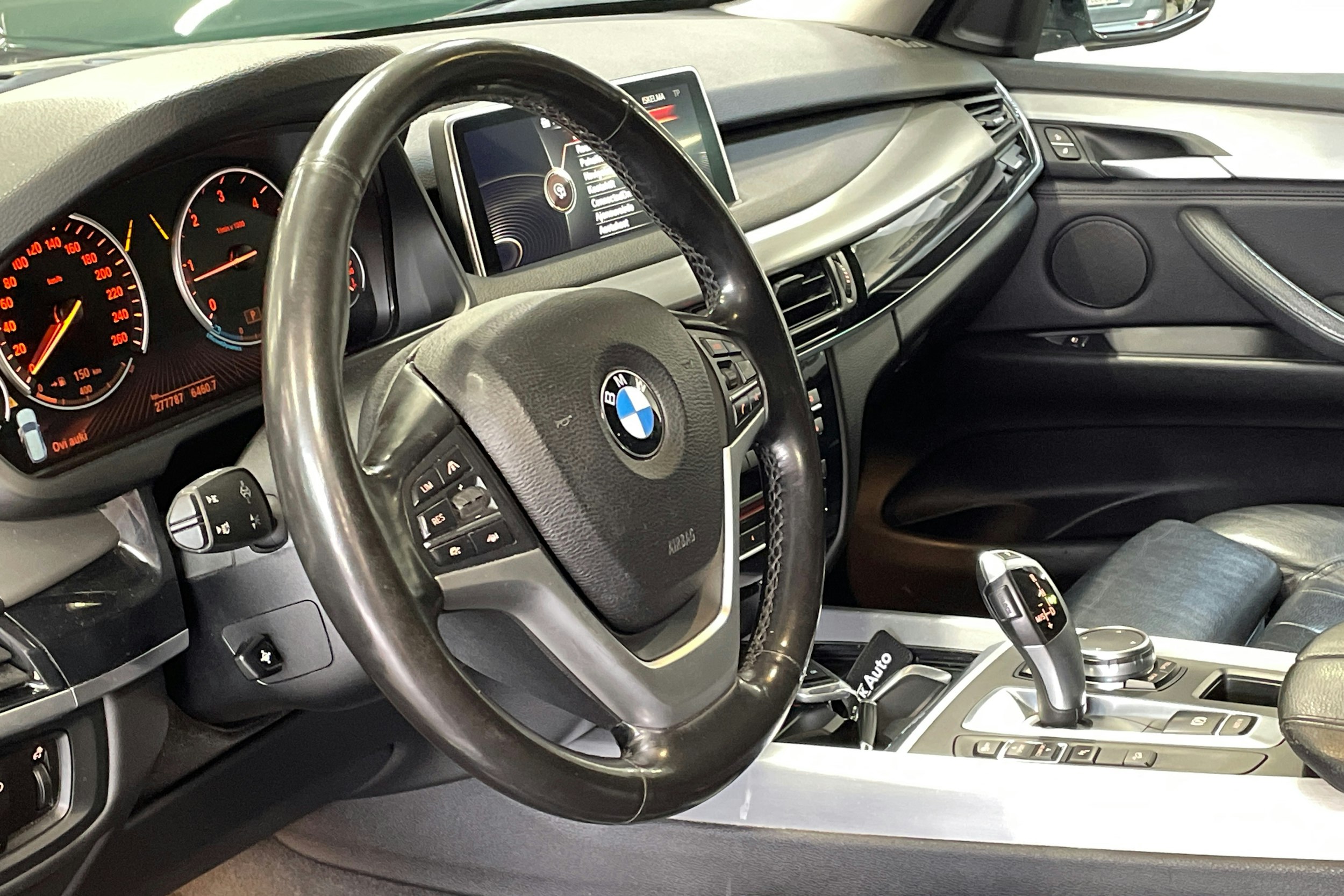 Harmaa BMW X5 2015 kuva 6.