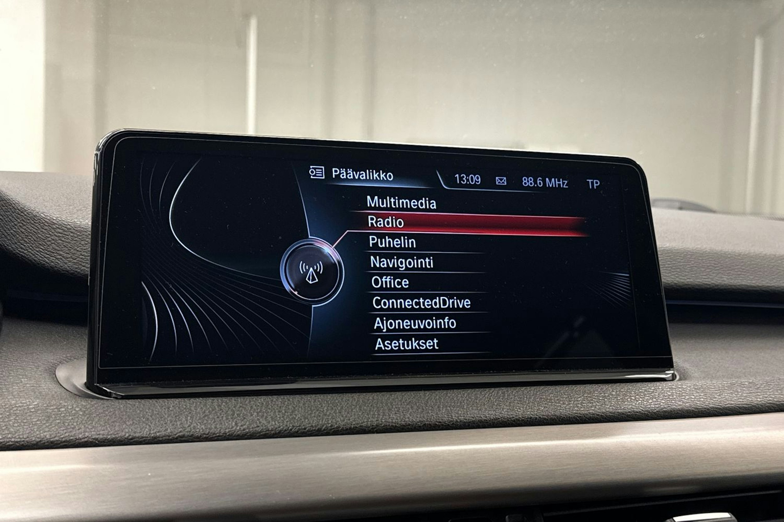 valkoinen BMW X5 2015 kuva 26.