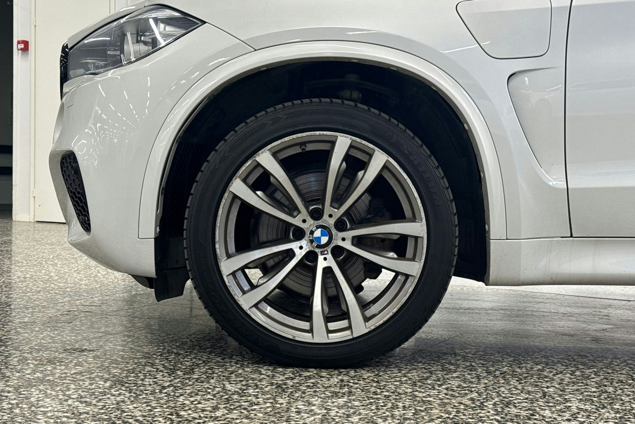 valkoinen BMW X5 2015 kuva 42.