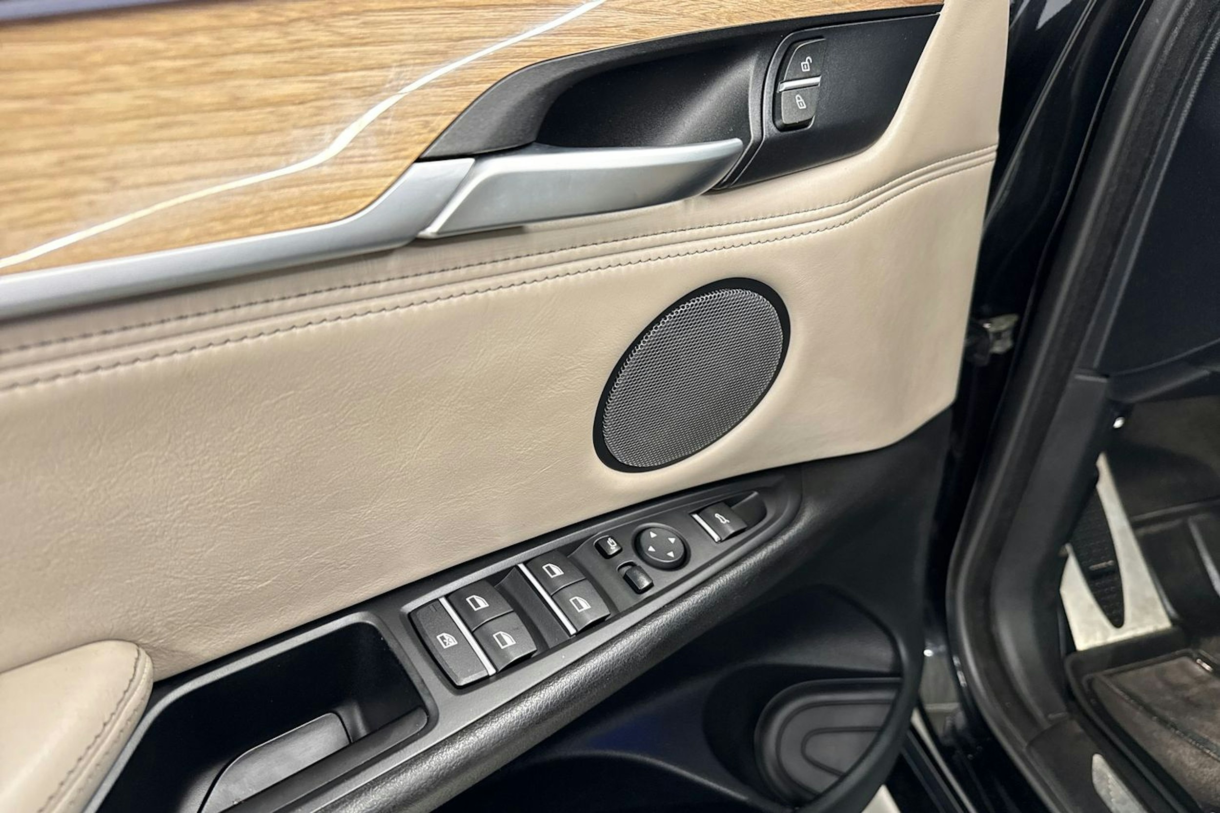 musta BMW X5 2016 kuva 19.