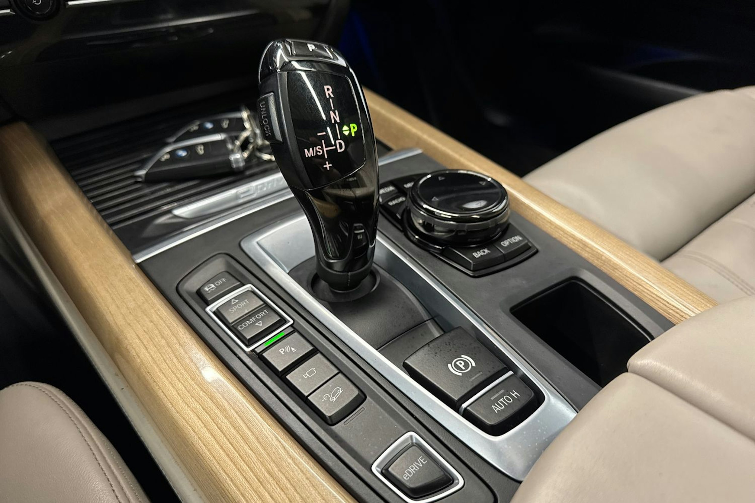 musta BMW X5 2016 kuva 34.